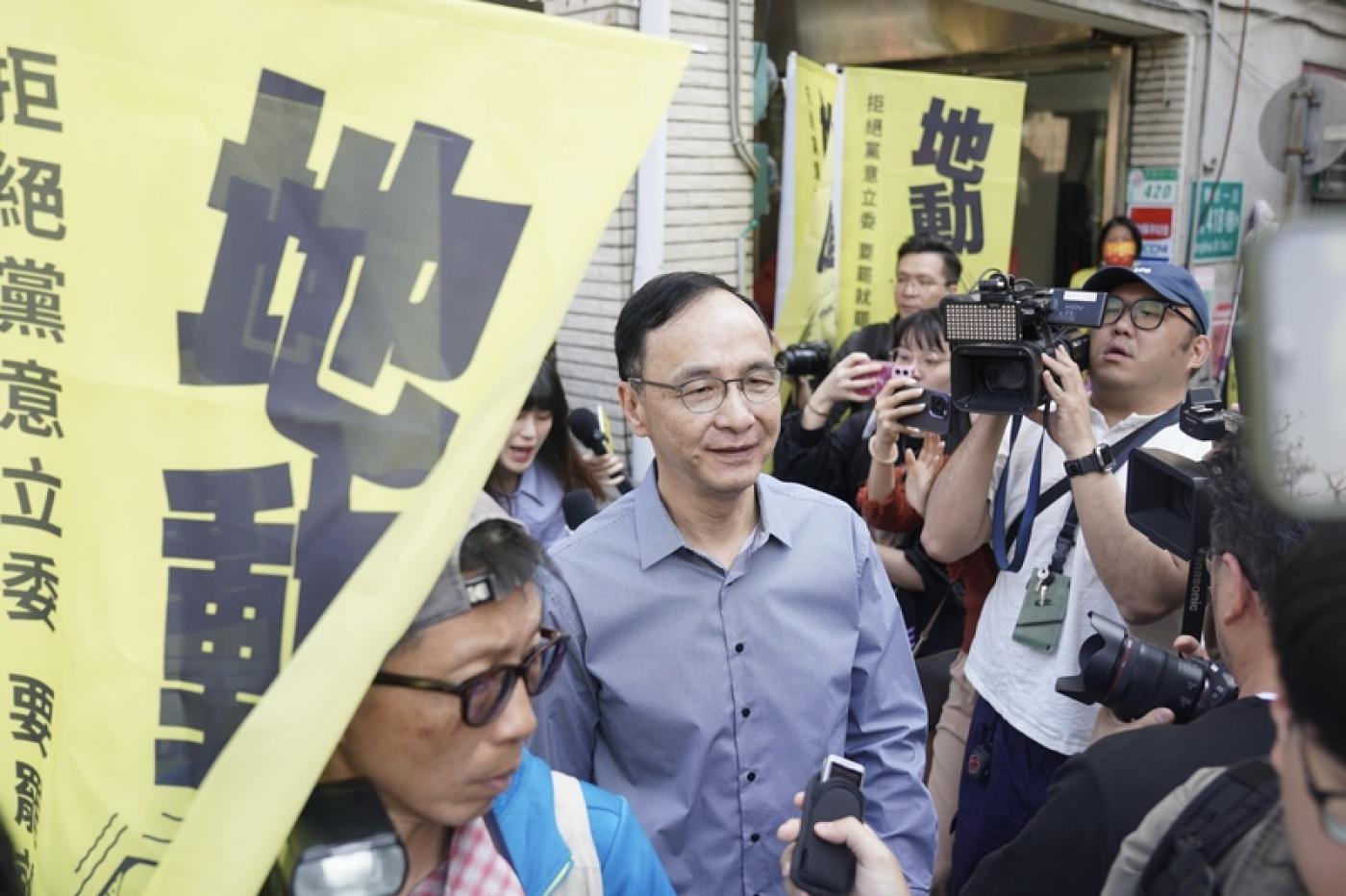 罷免民進黨立委吳思瑤的民團「地動刪瑤」總部25日成立，國民黨主席朱立倫（中）親自到場並將擔任一日志工。中央社