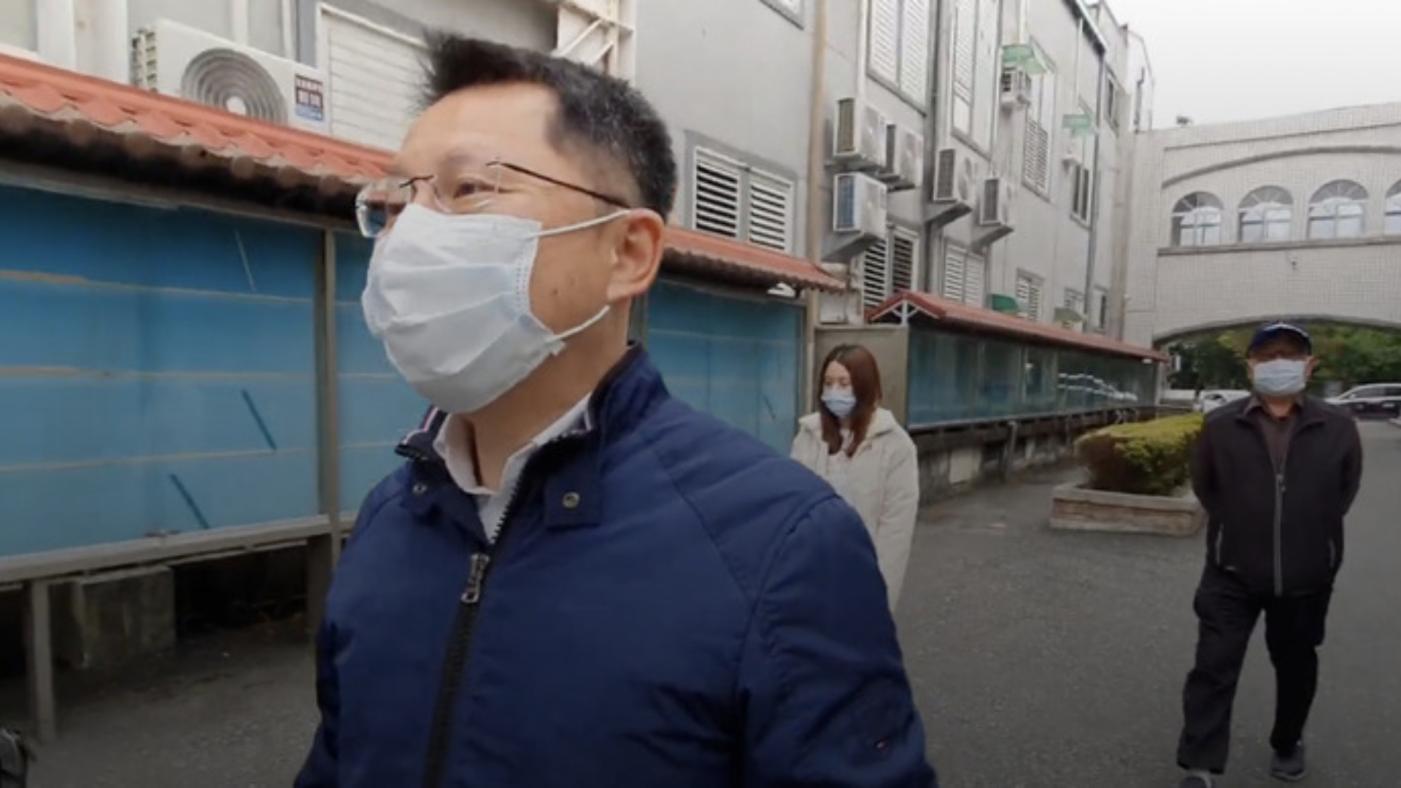 花蓮地院28日下午重開羈押庭，明良臻（前）在家人陪同下出庭。 民眾提供