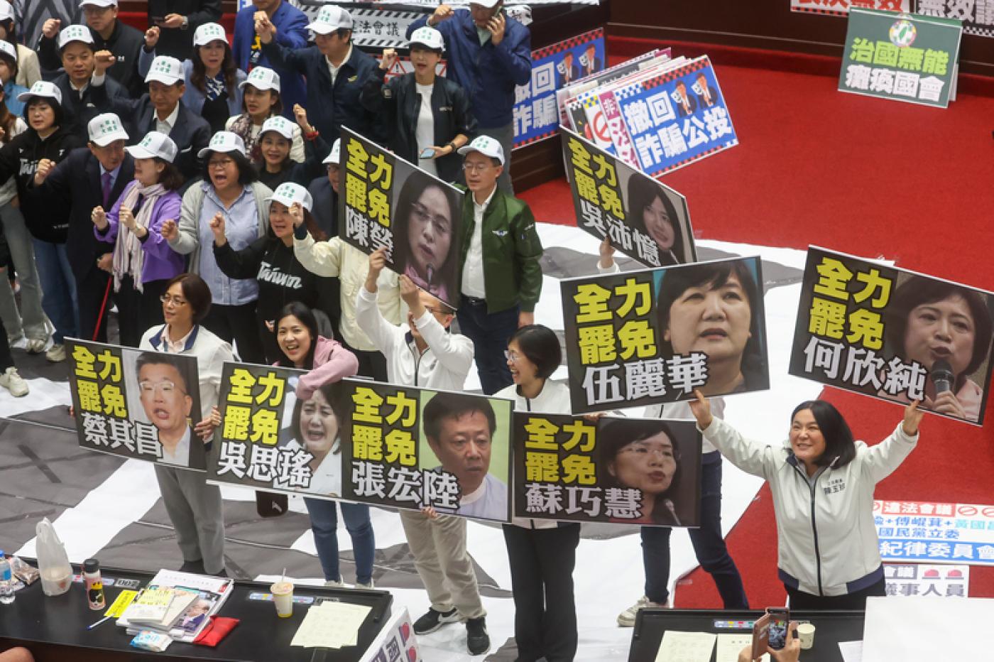 立法院會28日議事停擺一整天，國民黨立委高舉進入罷免二階連署的綠委看板叫陣。中央社