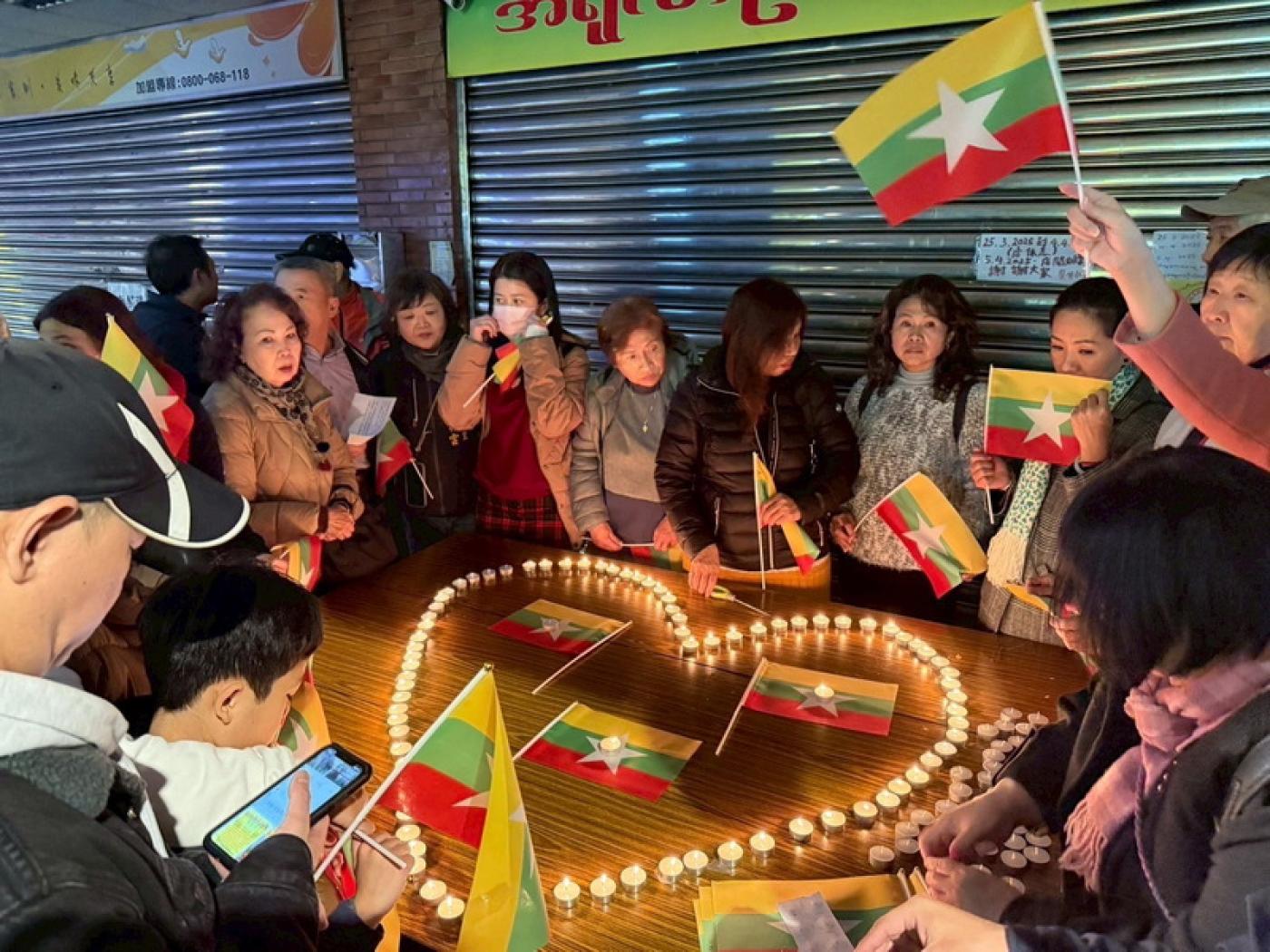 緬甸強震災情慘重，中華民國緬甸歸僑協會在新北市中和區華新街舉辦點燈活動，為當地災民祈福。 中央社