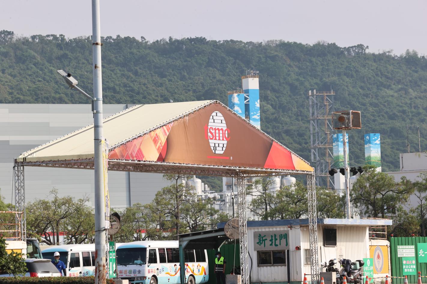台積電火紅的TSMC，將取代中油五輕廠，成為搭高鐵旅客到達高雄左營站時最顯目的標誌。民眾提供