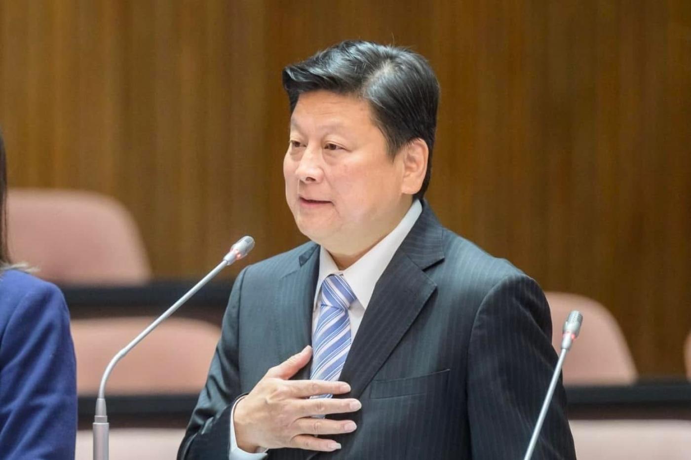 傅崐萁在國民黨公布花蓮6成民眾滿意他們夫婦的施政滿意度後，滿血復活把韓國瑜捧上藍營「神主牌」，成為反罷免的精神領袖。翻攝傅崐萁臉書