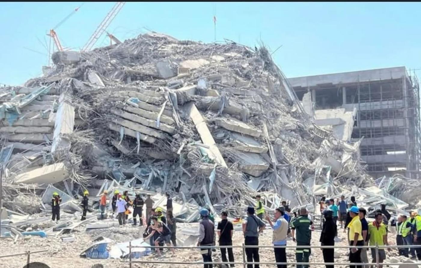 泰國曼谷一座據報由中國中鐵十局承建的審計大樓倒塌，讓中國網友也嘲諷說，豆腐渣工程也出國了。翻攝自X社群