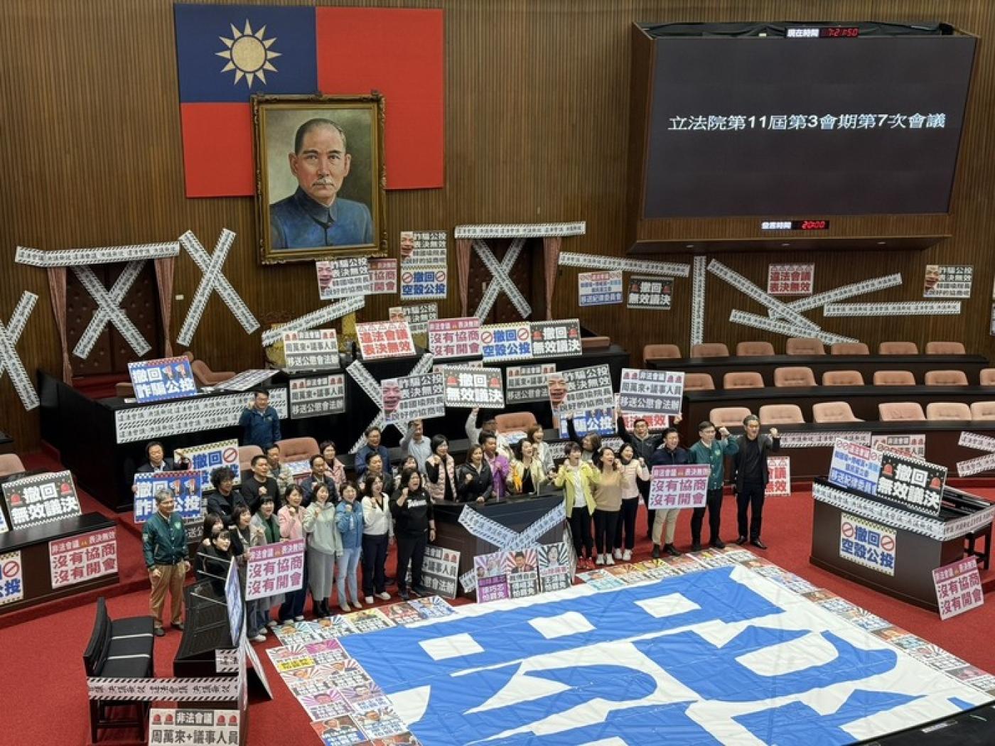 民進黨立法院黨團為阻擋3月25日院會議事錄確認，4月1日發布甲級動員，上午7時搶先進入議場並占據主席台周邊，高喊「大罷免、大成功」、「救民主、顧台灣」等口號。 中央社