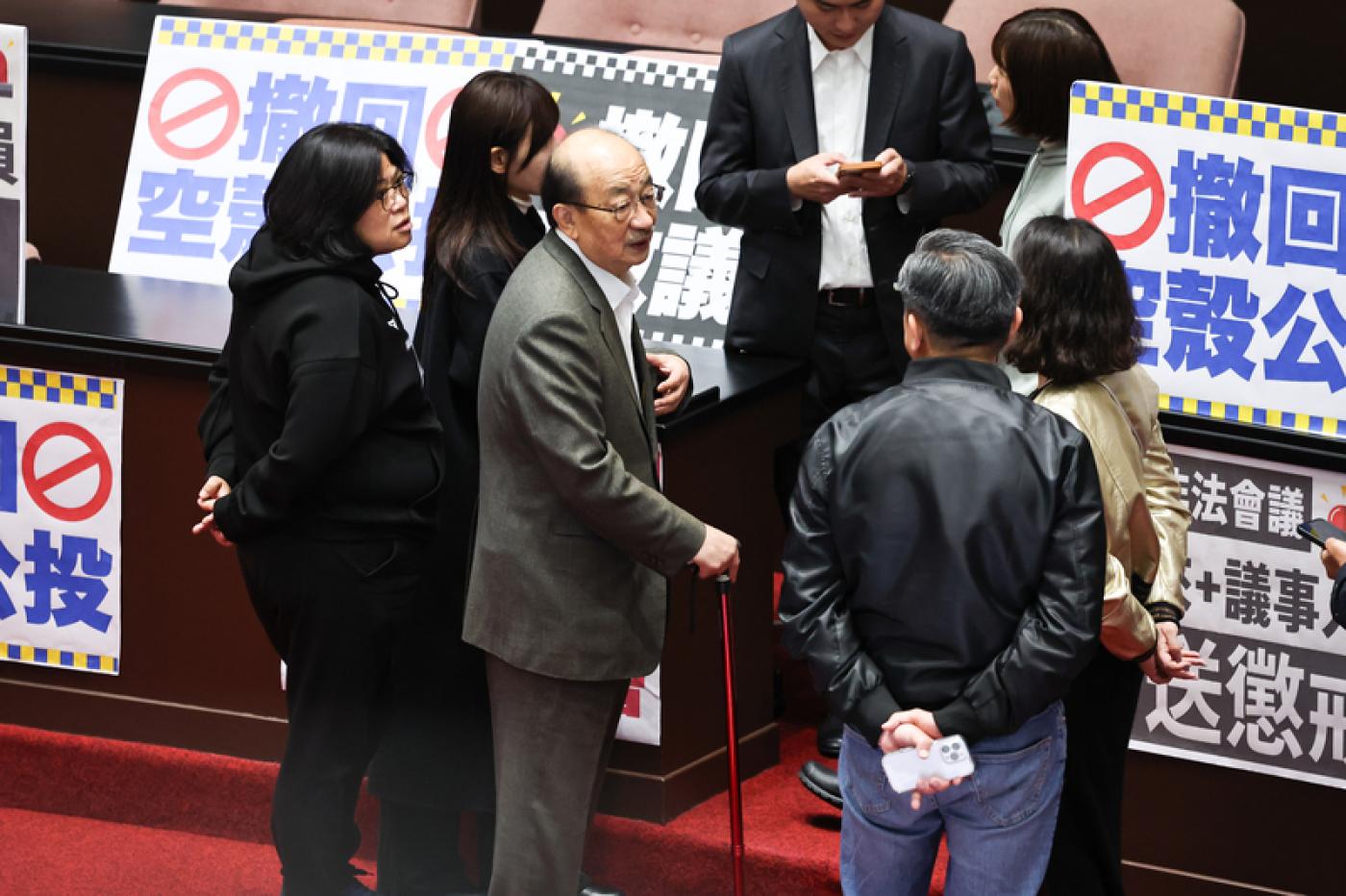 民進黨團總召柯建銘（前中）在議場與黨籍立委互動。中央社