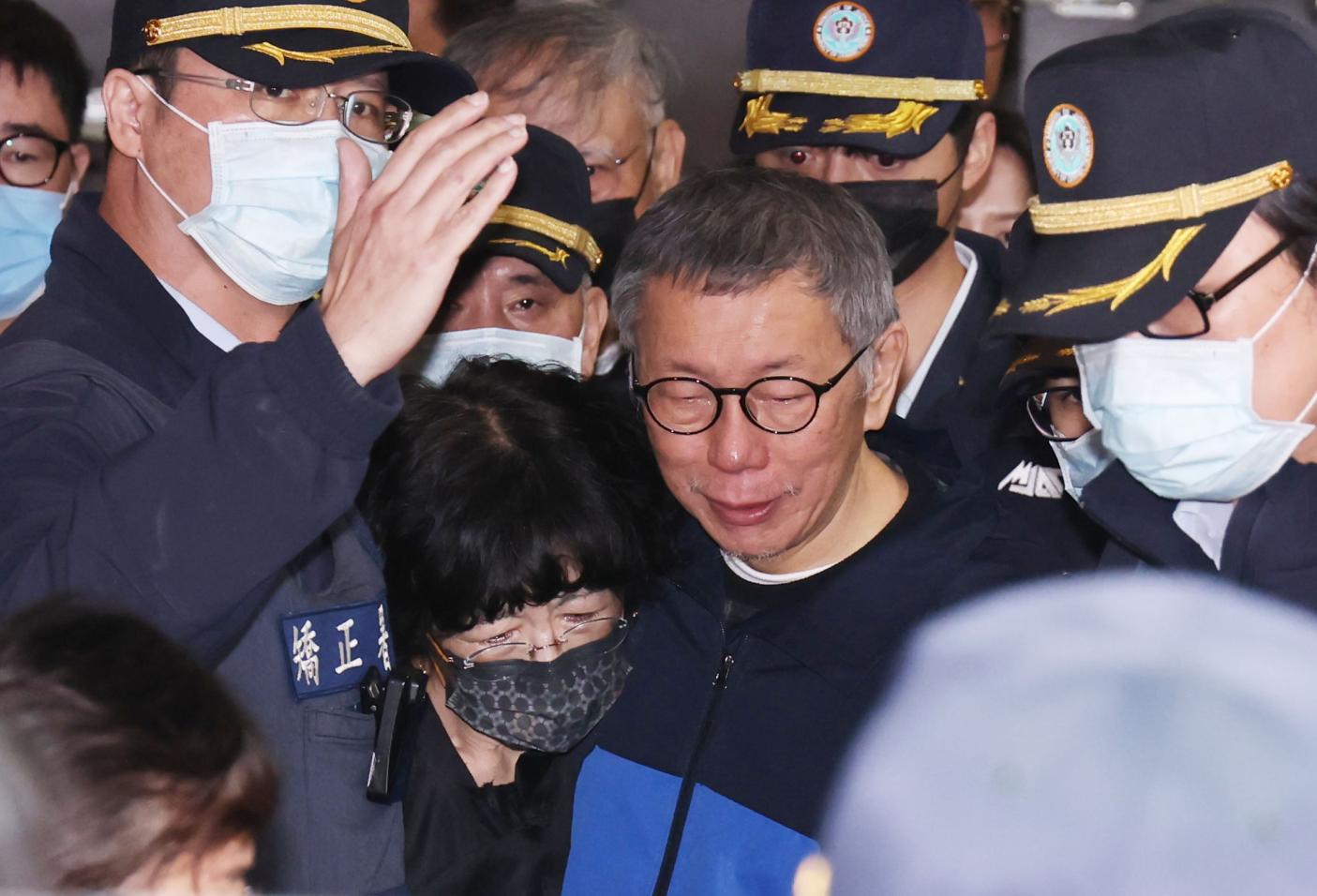 柯文哲出現血尿、噁心嘔吐等狀況，截至1日已戒護就醫3次，傳明上午在衛福部台北醫院開刀。資料照片