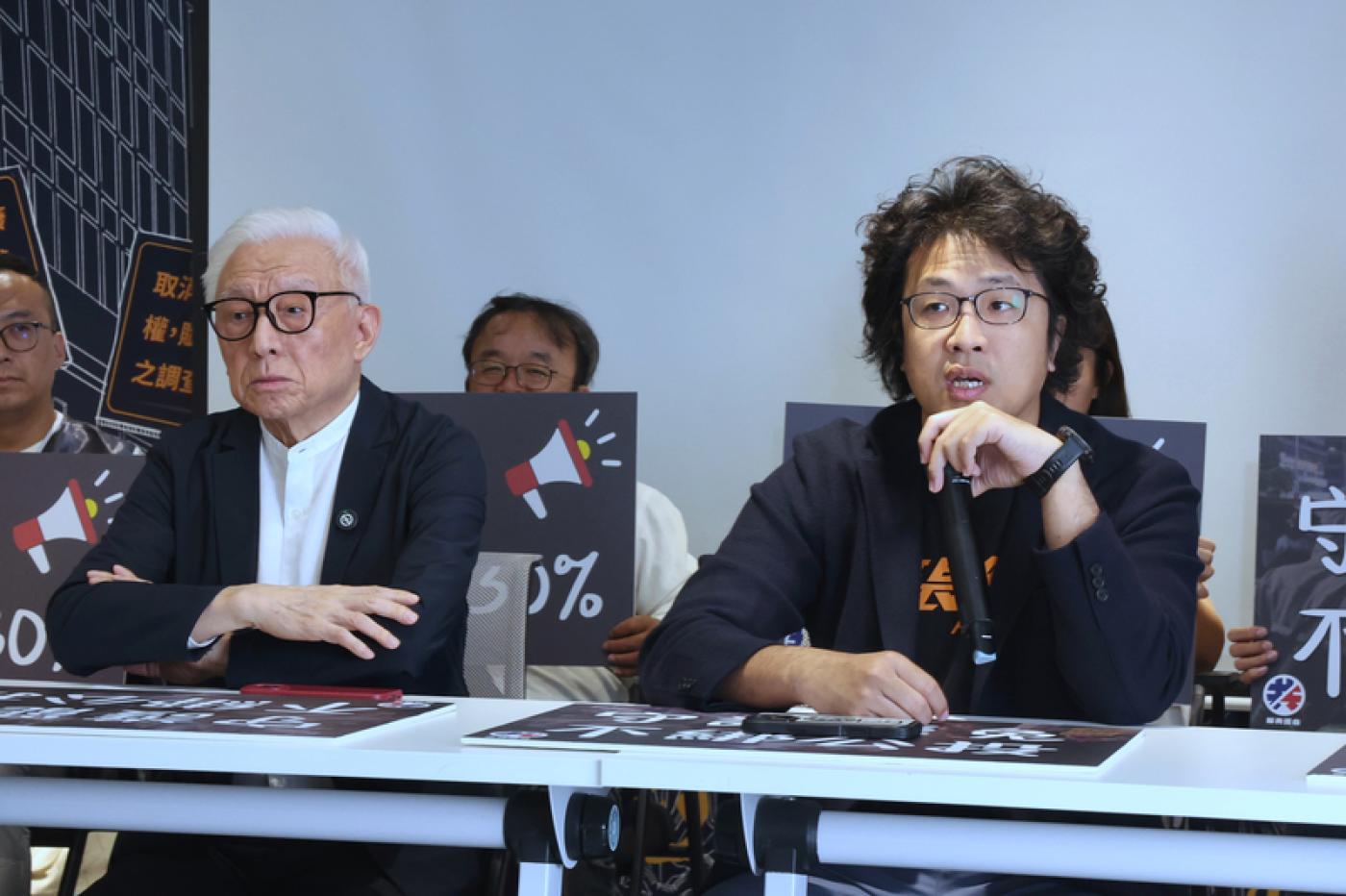 民進黨立委沈伯洋（前右）指出，罷免投票和公投如果被綁在一起，將會落入國民黨與民眾黨所設下的陷阱，使得討論議題聚焦於公投而非罷免。 中央社