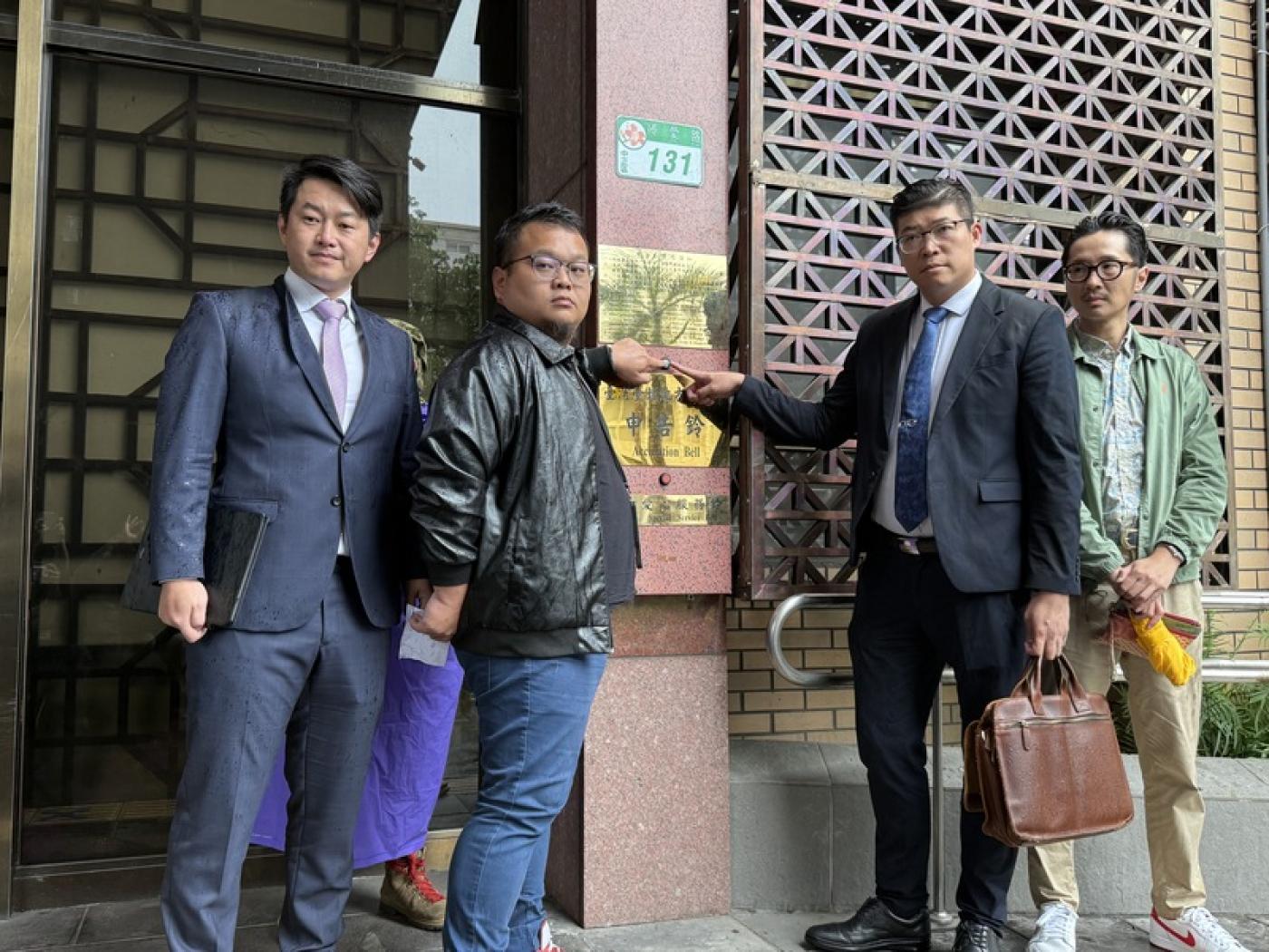 前台灣基進立委陳柏惟（左）25日在律師陪同下，到台北地檢署按鈴告發時任陳柏惟罷免案的領銜人涉犯刑法偽造文書等罪，並呼籲司法釐清。中央社
