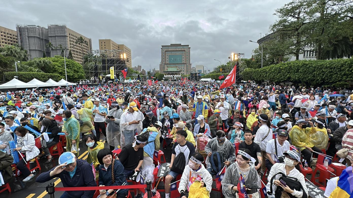 國民黨舉行426凱道集會，活動還沒開始前，現場近萬張座椅已經坐滿滿。林啟弘攝