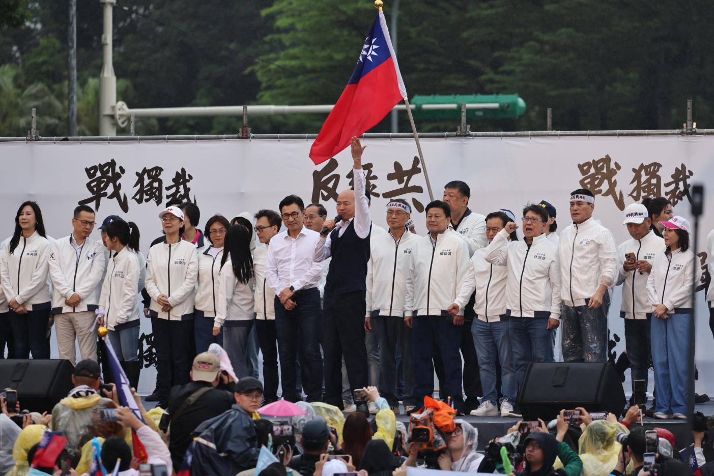 立法院長韓國瑜（前中）率領國民黨立院黨團一同登台，呼籲民進黨停止大罷免。林啟弘攝