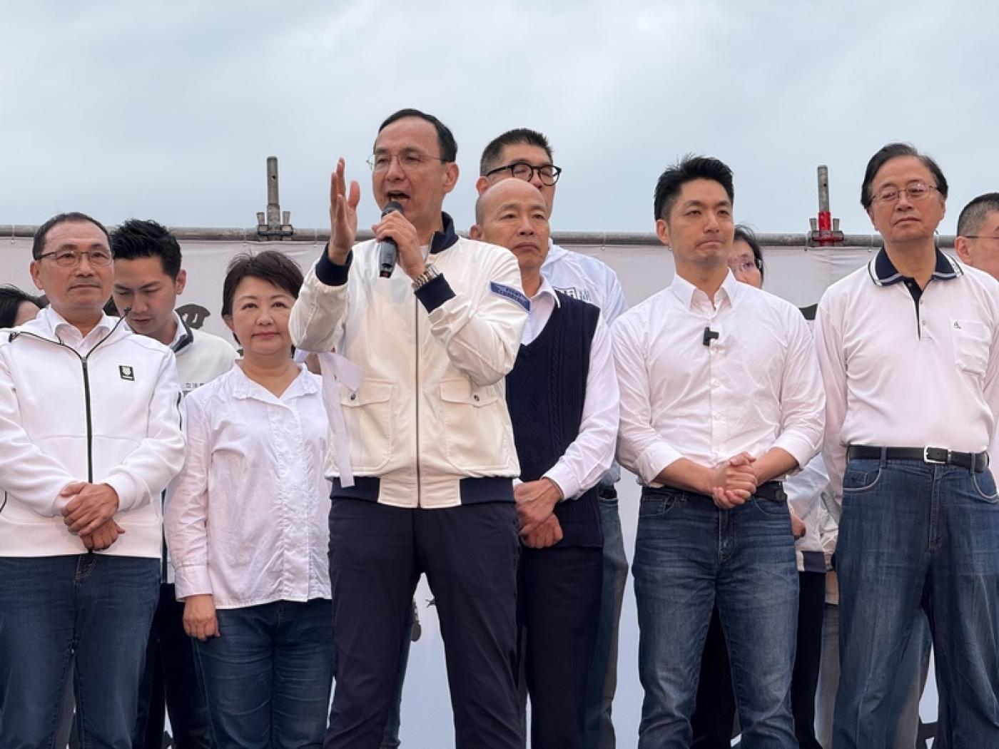 國民黨主席朱立倫（前中）26日表示，今年5月20日後，將在立法院提出罷免賴清德。中央社