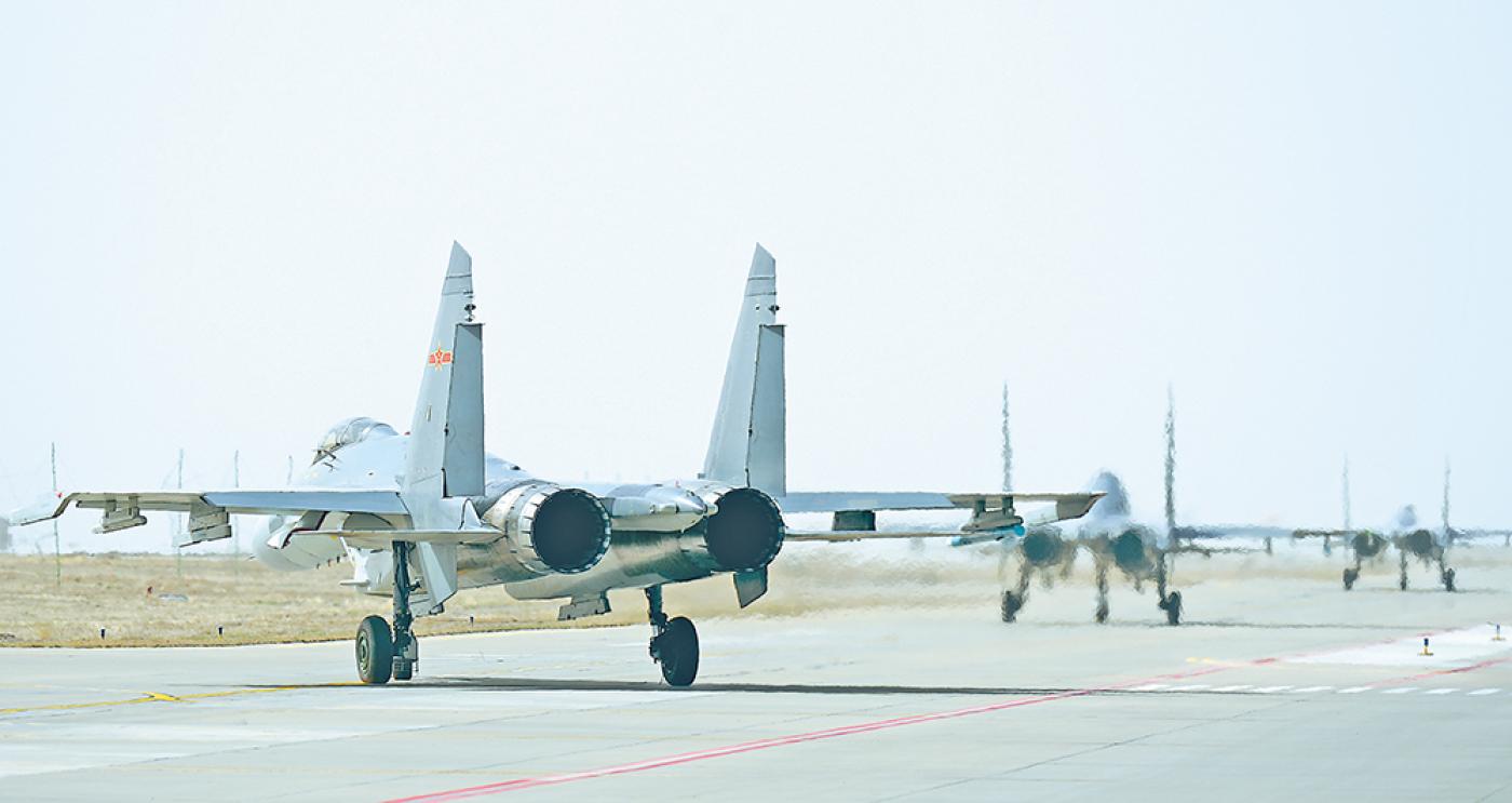 中國殲16戰機是目前擾台的主力機種，今早又出動越過海峽中線騷擾。翻攝中國國防部官網