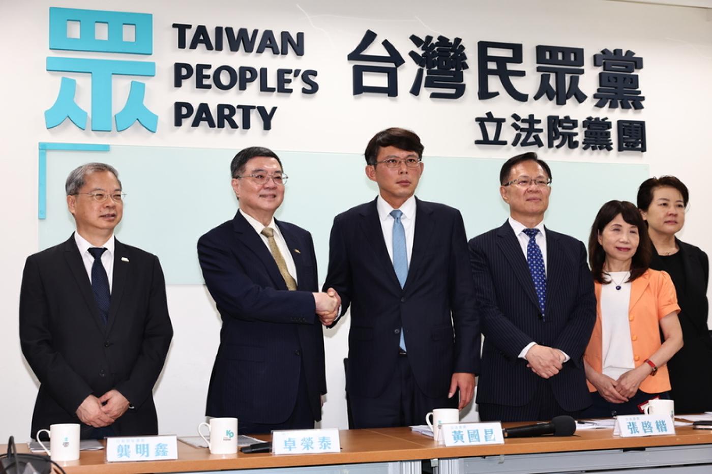 行政院會24日通過規模新台幣4100億元的特別條例草案，行政院長卓榮泰（左2）28日赴立法院民眾黨團說明，向民眾黨團總召黃國昌（左3）及立委爭取支持。 中央社