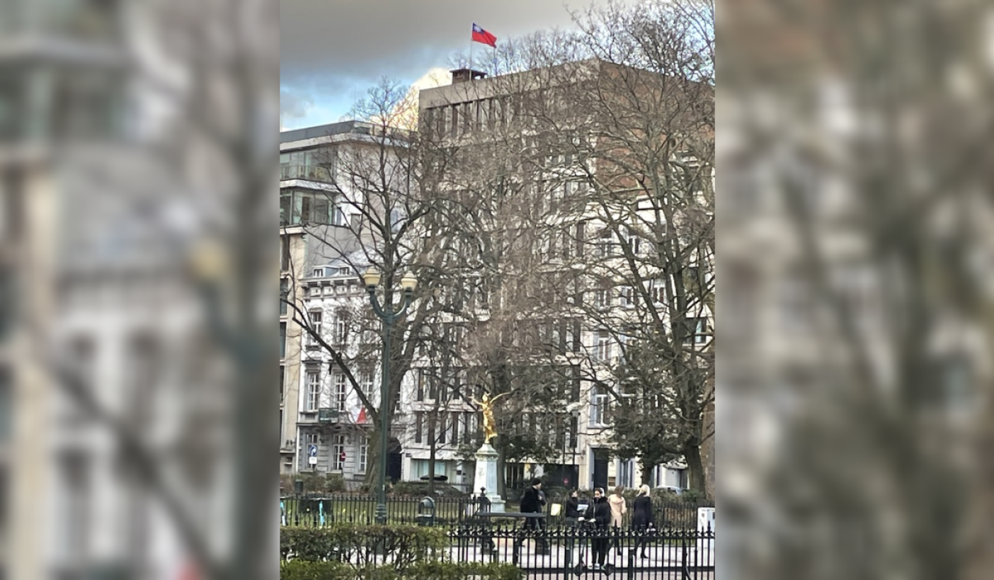 比利時「晚訊報」揭露比利時政府2022年末受中國施壓，要求台灣撤下掛在代表處大樓頂樓的中華民國國旗。圖攝於2022年11月。 中央社