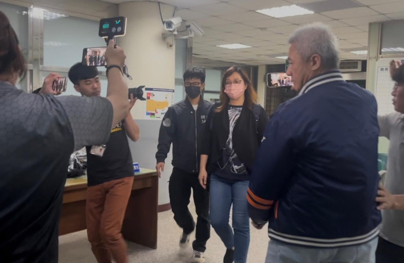 新北檢偵辦立委罷免提議涉不實連署案，28日指揮搜索國民黨新北市黨部等3處，帶回4人。市黨部書記長陳貞容（右3，著牛仔褲者）29日凌晨0時30分許移送新北檢複訊，最後法院裁定羈押禁見。 中央社