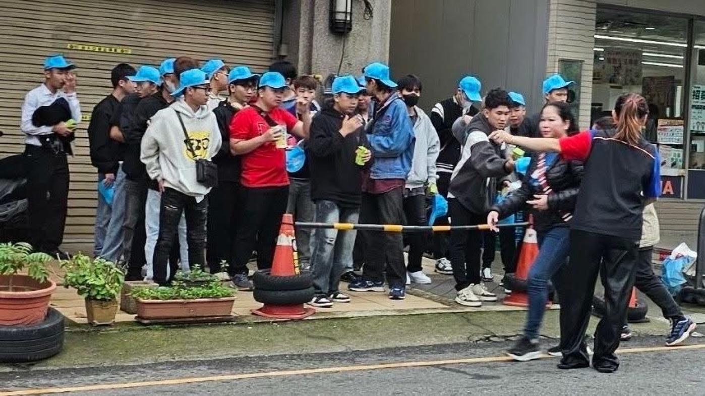 一群越南籍人士戴著國民黨立委鄭正鈐帽子在新竹集合後，參加426凱道集會。翻攝林志潔臉書