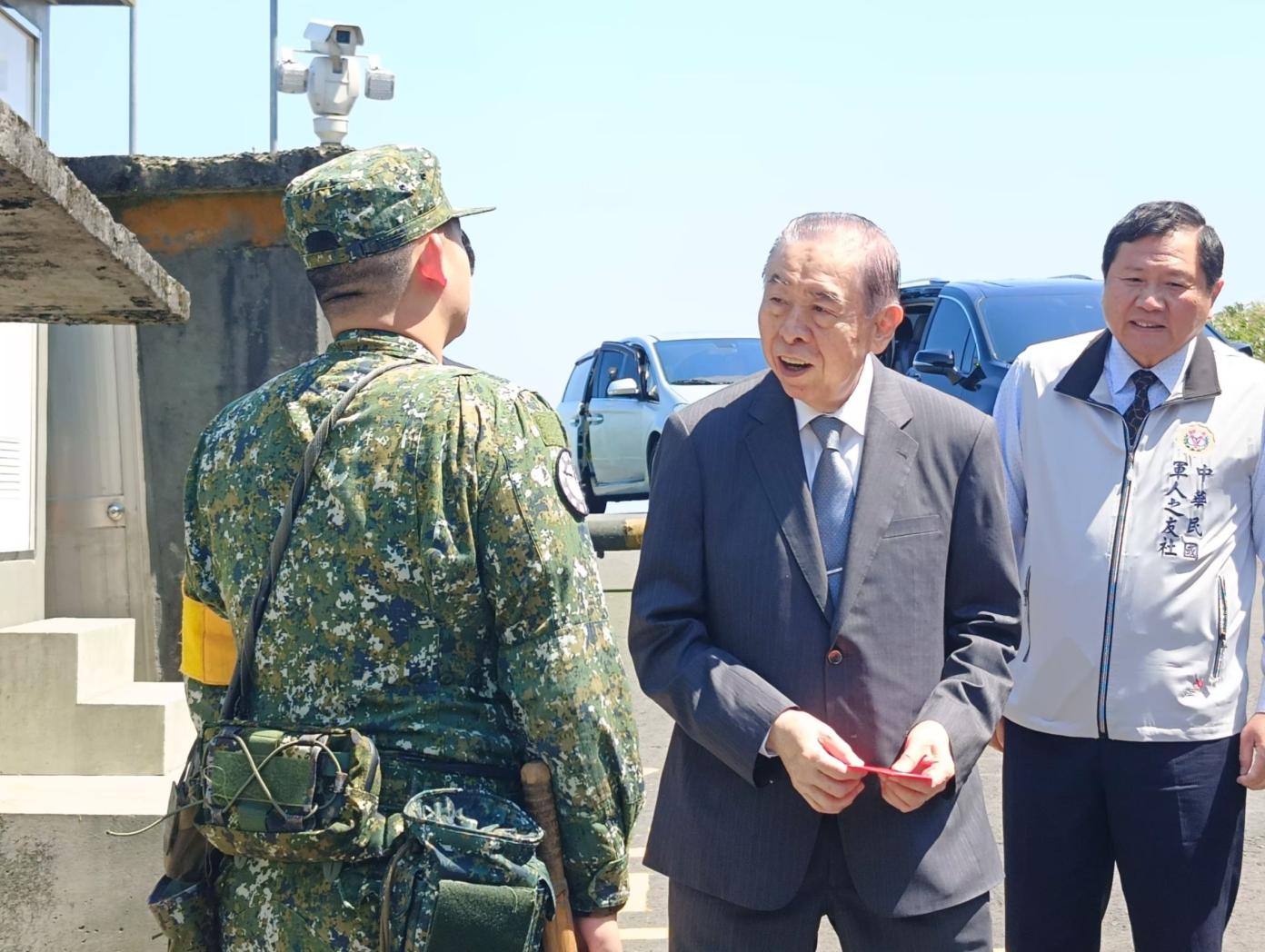 軍友社榮譽理事長李棟樑慰問空軍部隊激勵軍心士氣。王烱華攝