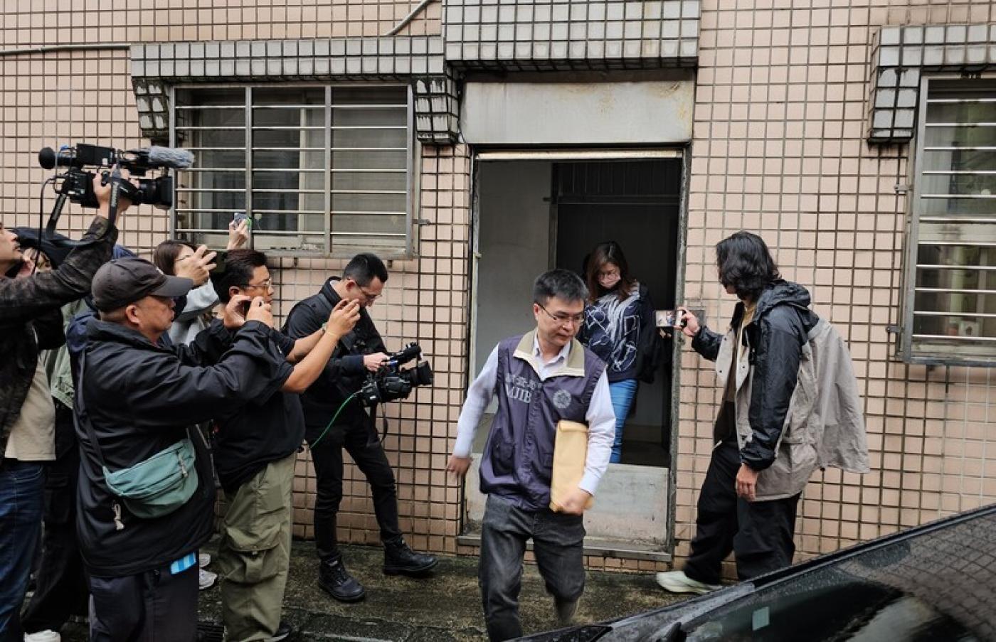 國民黨新北市黨部書記長陳貞容（後，著牛仔褲者）遭聲押獲准。中央社