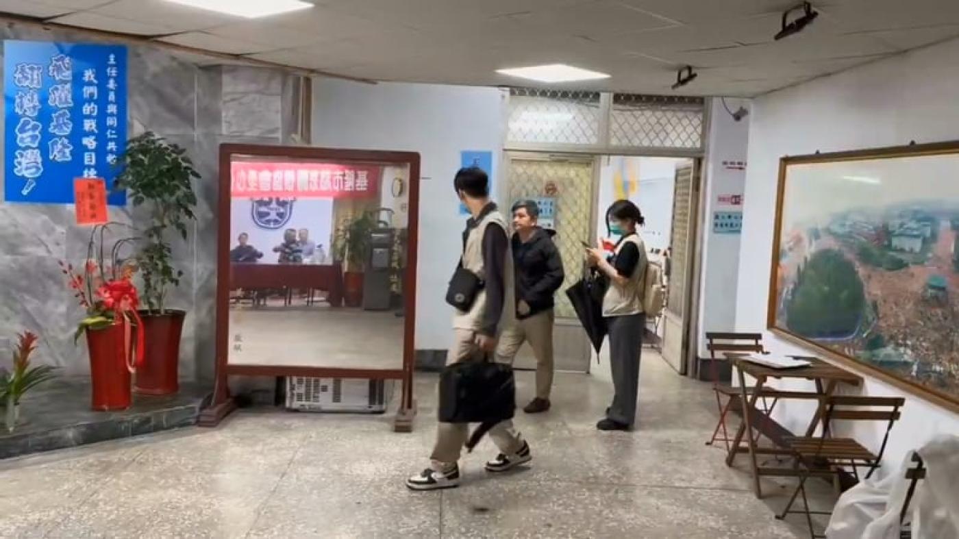 基隆地檢署偵辦罷免民進黨基隆市議員鄭文婷及張之豪案，提議書涉嫌偽造文書，搜索國民黨基隆市黨部。中央社