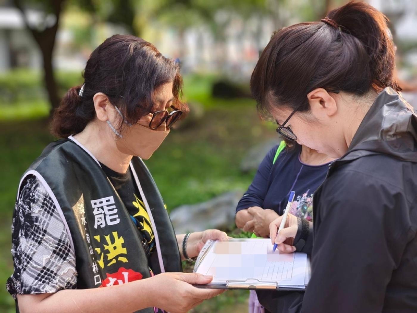 罷團30日宣布，罷免洪孟楷二階連署達標，衝破5萬份。罷團提供