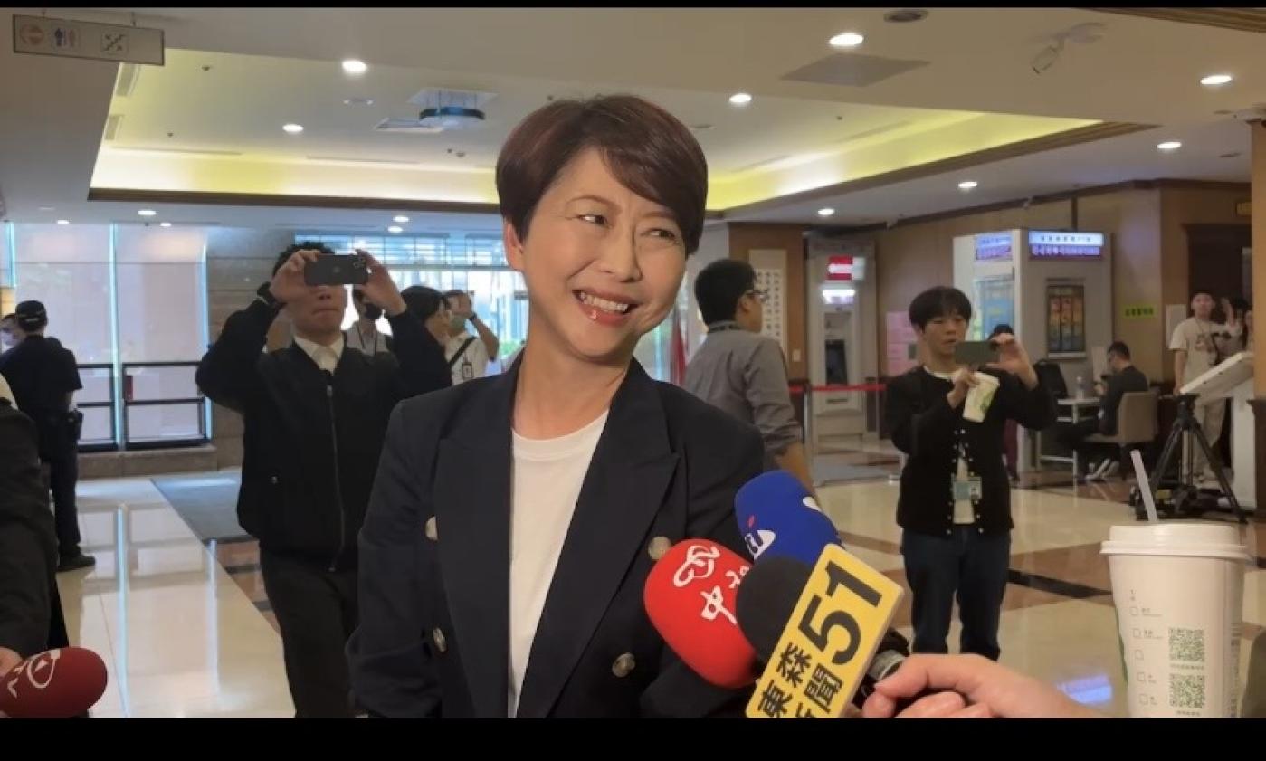 陳亭妃躲著不跟等在電梯口的謝龍介握手後，走到一旁受訪時說，謝龍介和林俊憲比較好。翻攝畫面