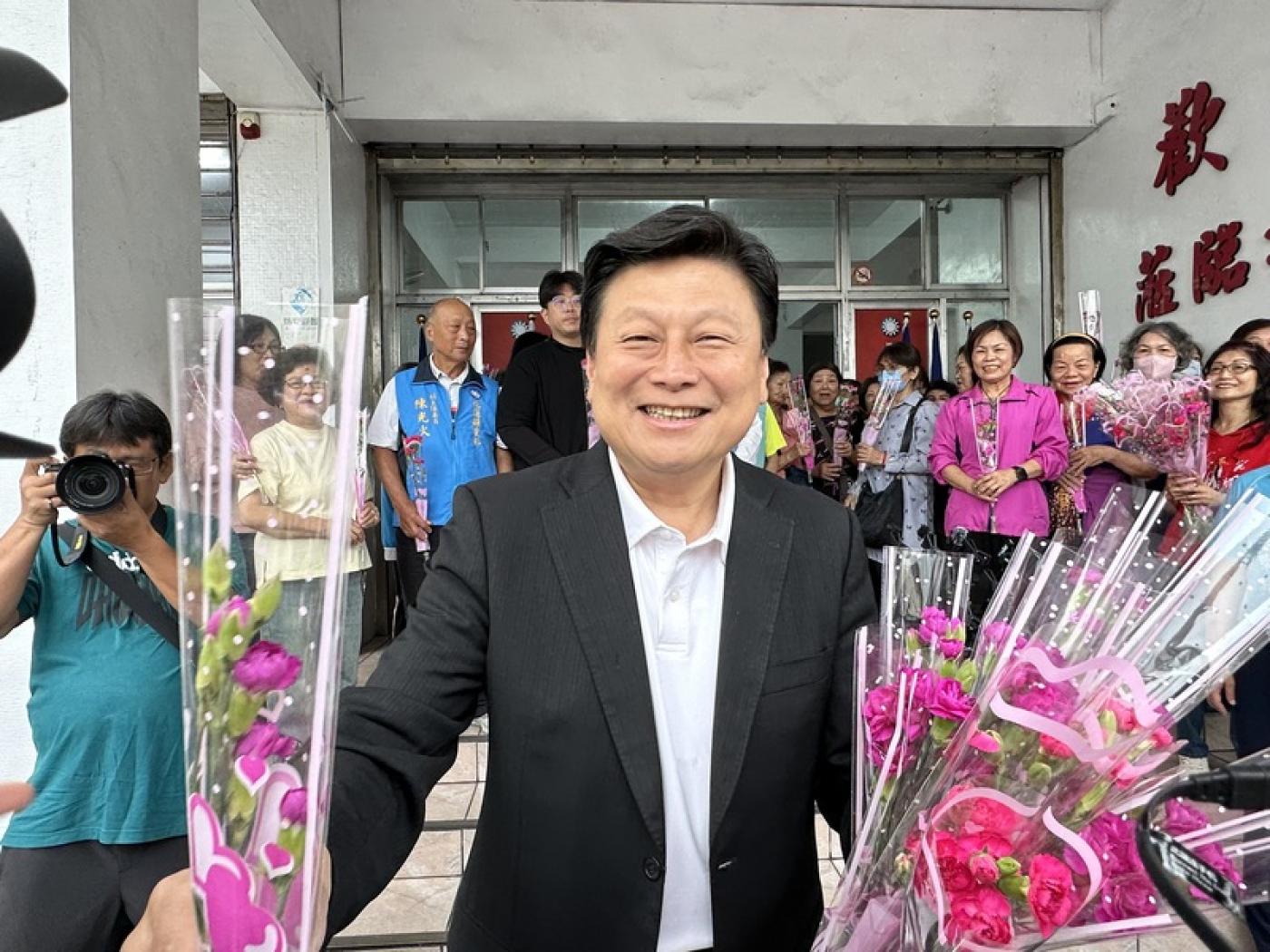 國民黨花蓮縣黨部11日召開記者會，國民黨立委傅崐萁（前中）贈送花蓮市婦女會等康乃馨，祝福母親節快樂。 中央社