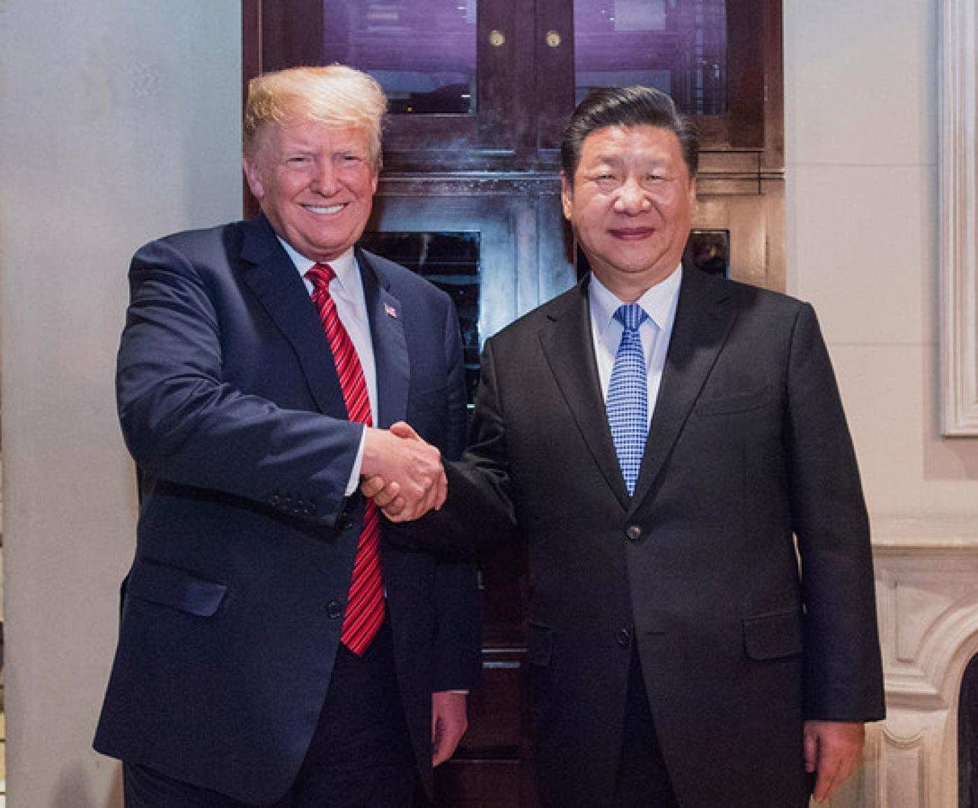 中美關談判會後發布中英文共同聲明，雙方在90天內降低稅率，圖為川普和習近平在2018年於阿根廷G20會議上握手。翻攝新華社