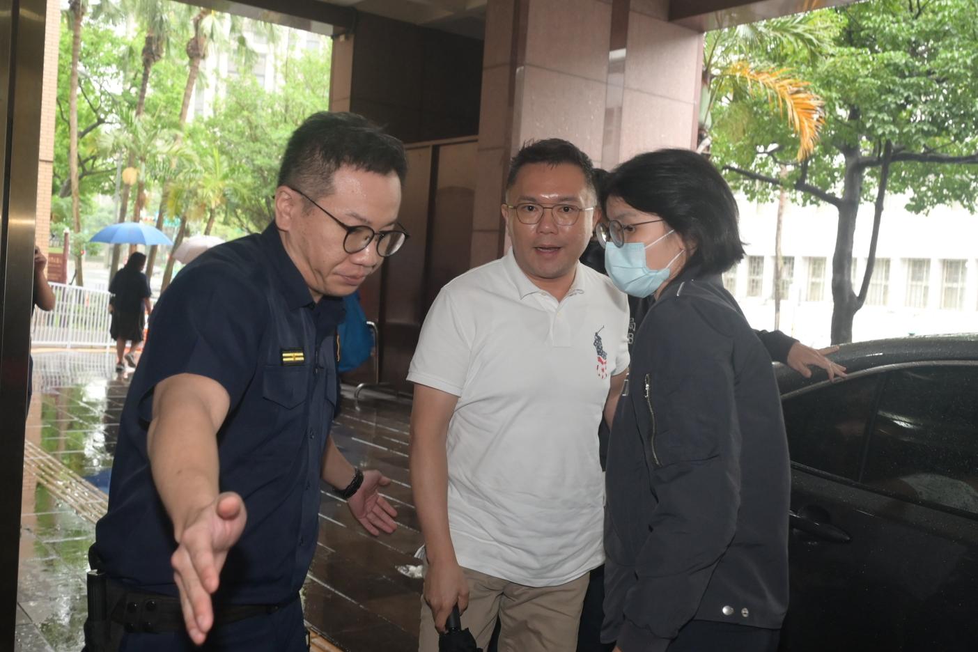 北檢偵辦罷免民進黨立委吳思瑤、吳沛憶連署不實案，29日以被告身分約談張斯綱。林啟弘攝  