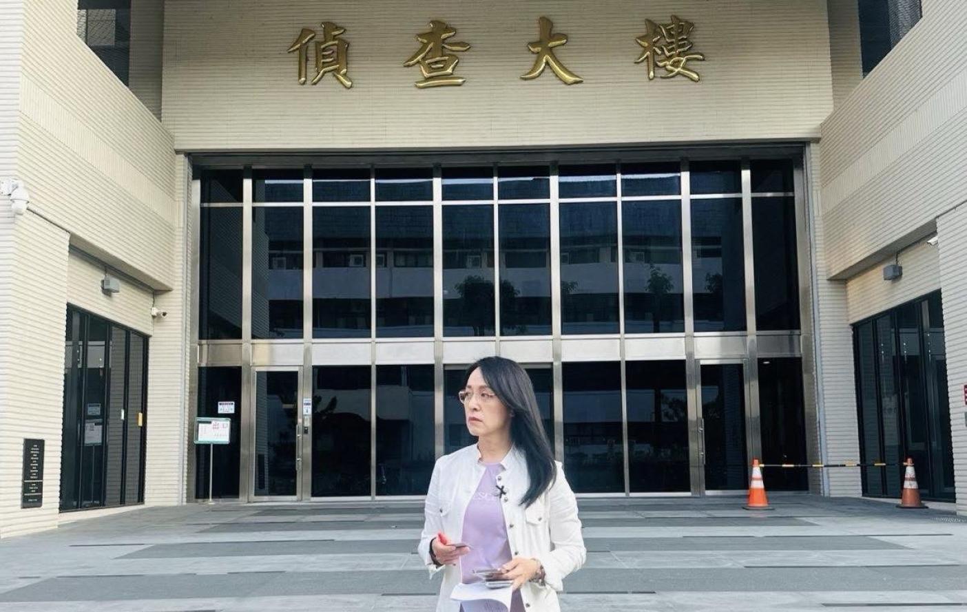 陳瑩在確定罷團二階失敗後，貼出她在士林地檢按鈴申告死亡連署的照片，她表示，司法追究到底。翻攝陳瑩臉書