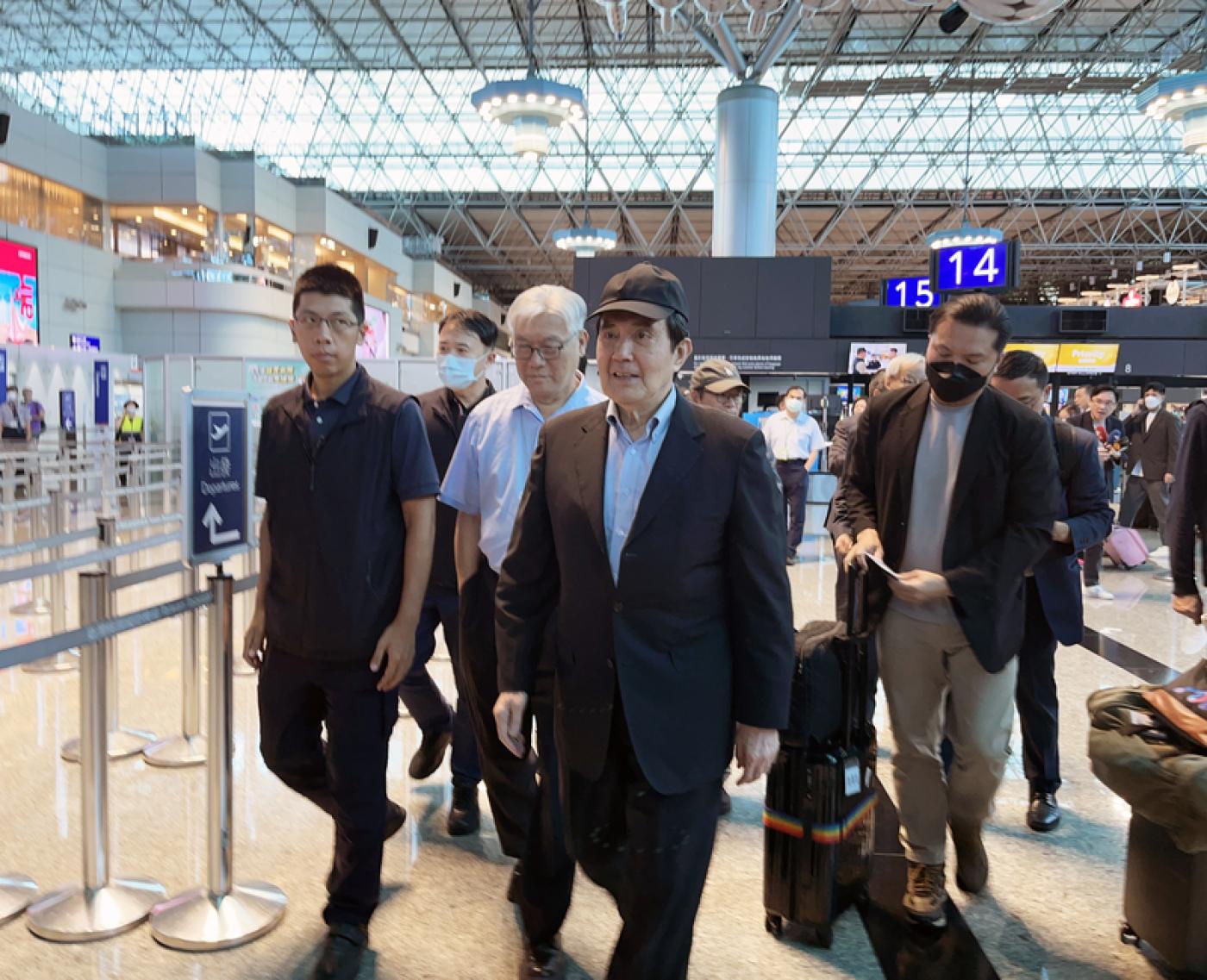  前總統馬英九（前中）14日率「大九學堂」學員訪問中國大陸。中央社