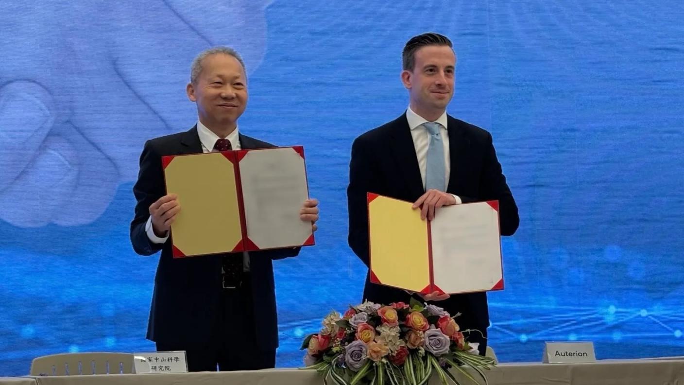 中科院長李世強（左）與美國新創國防軟體公司Auterion簽約，要共同為台灣打造無人機國家隊。翻攝Auterion官網