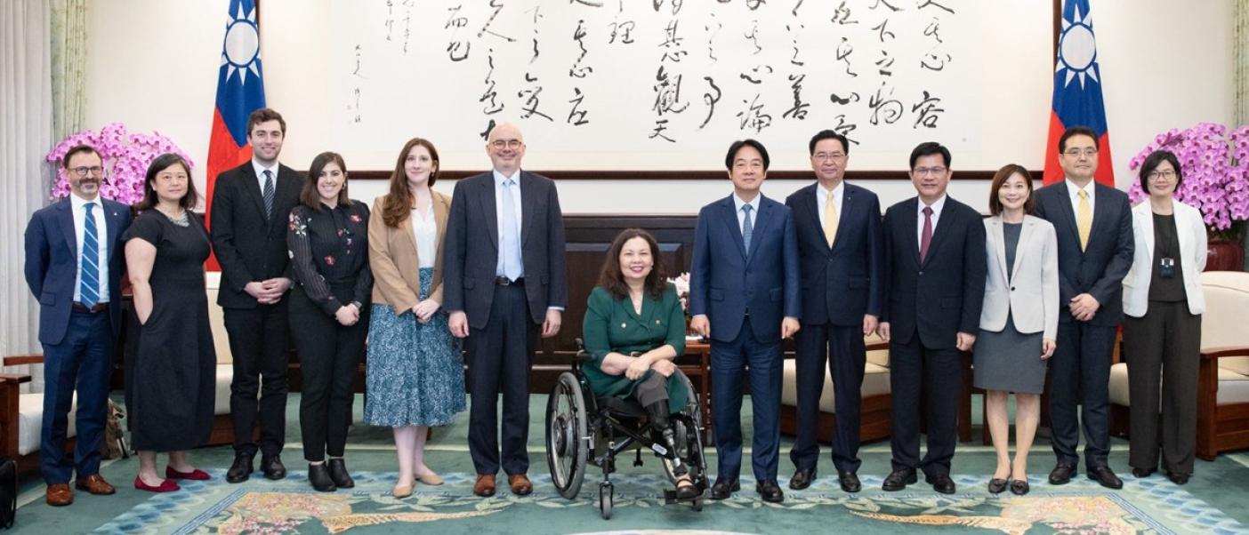 美國在台協會和政府互動密切，日前才與來訪國會議員參議員譚美達克沃絲（坐輪椅）一起進總統府。翻攝AIT官網