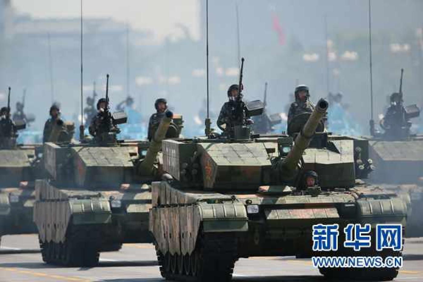 解放軍坦克通過天安門閱兵台，當時前副總統連戰也應邀出席。翻攝新華網