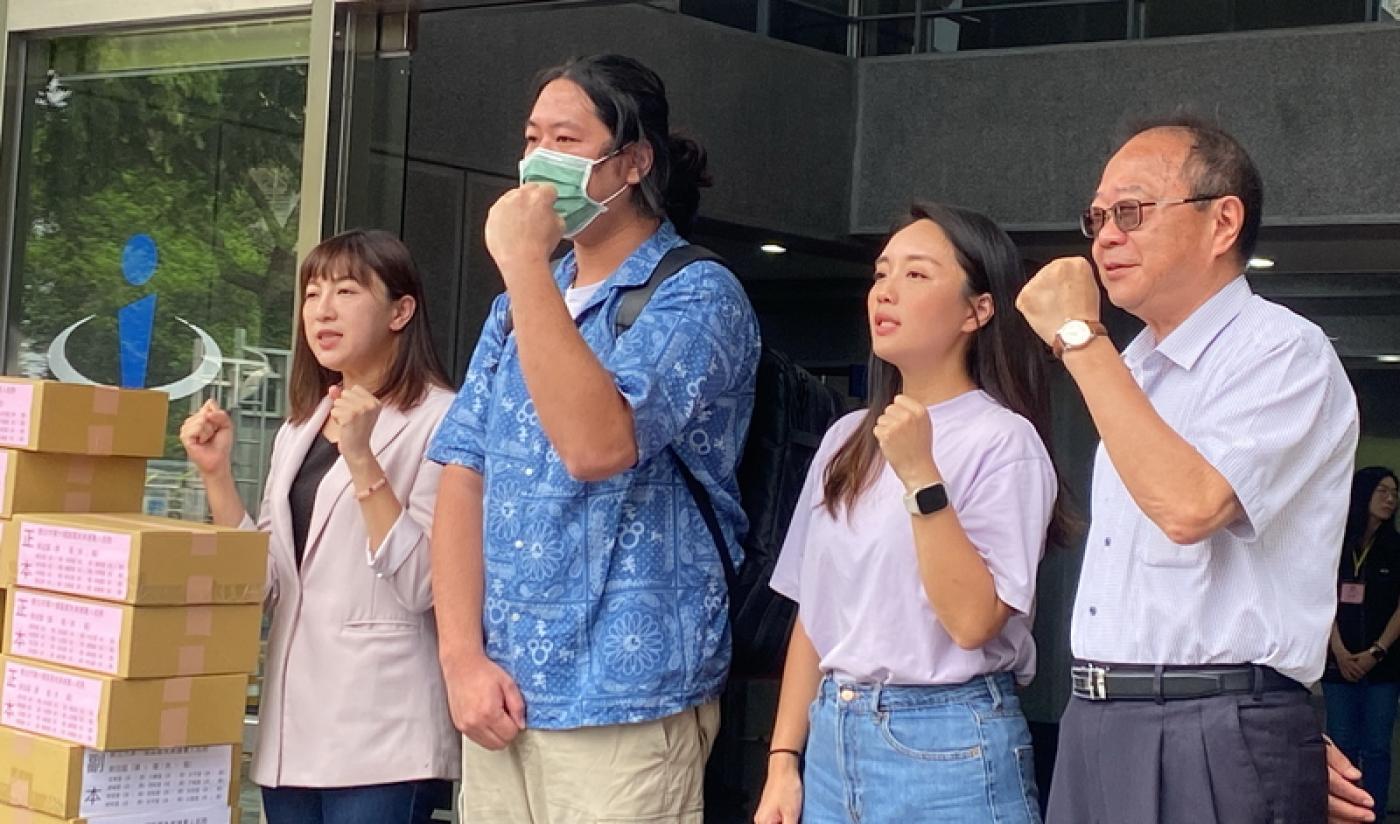 罷免國民黨立委羅明才團隊，25日到新北市選委會補送2040份連署書。中央社