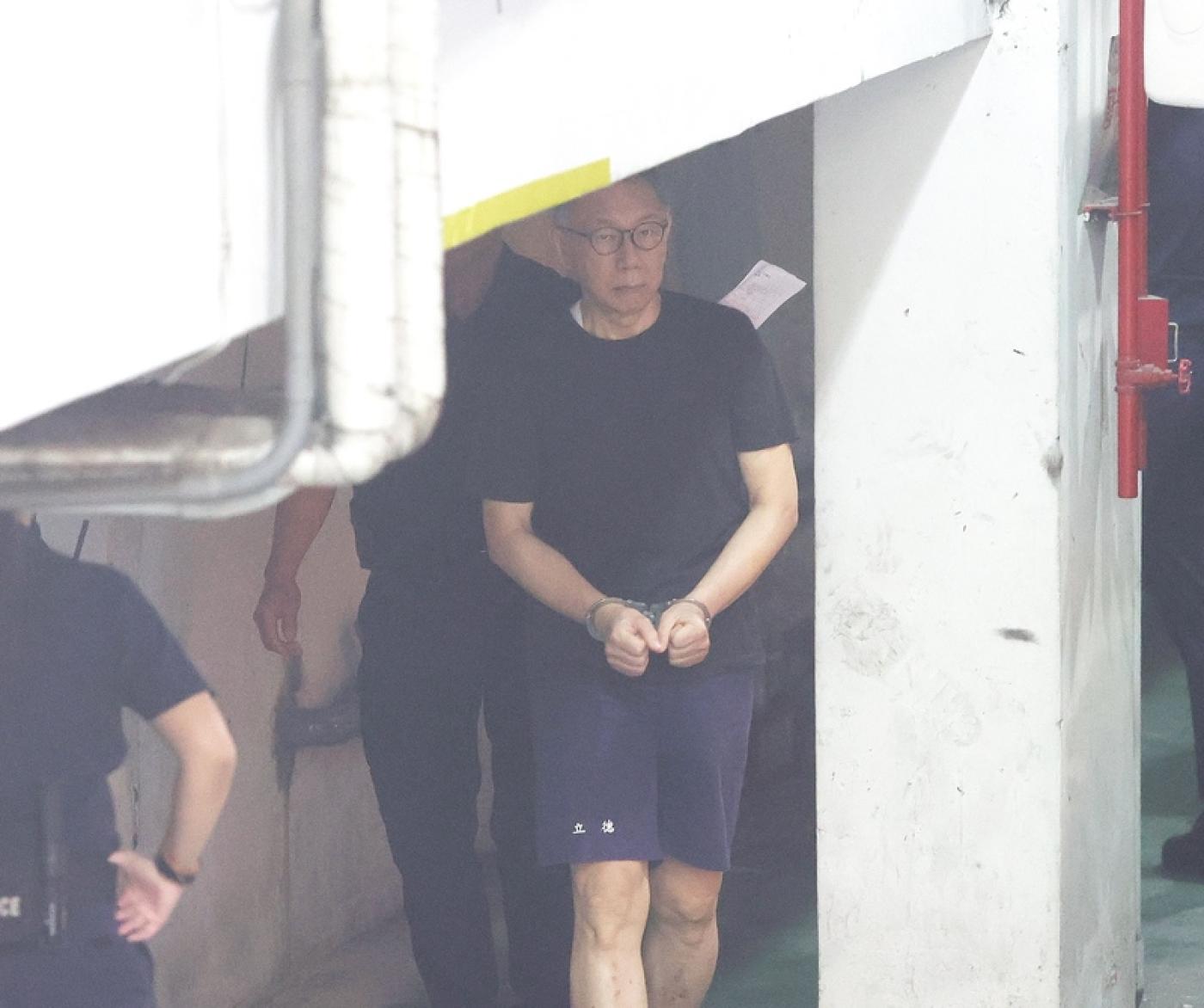 前台北市長柯文哲涉貪污案3日開庭，台北地方法院提訊在押的柯文哲（中）出庭。 中央社