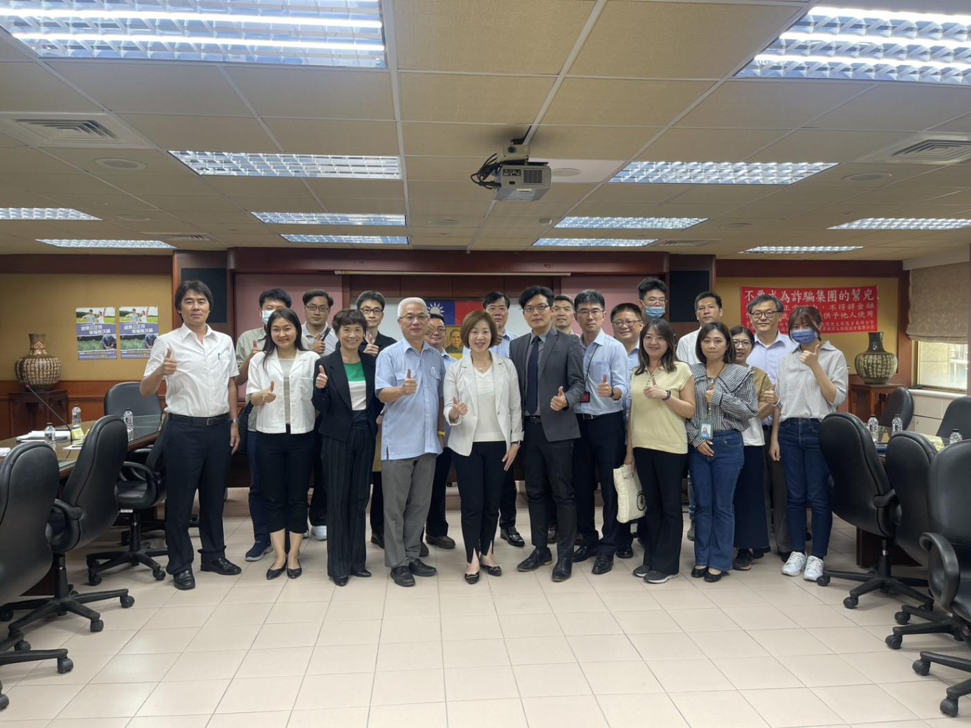 基隆地檢署檢察長柯宜汾(前排中間白衣女)2日召開跨機關會議。翻攝畫面