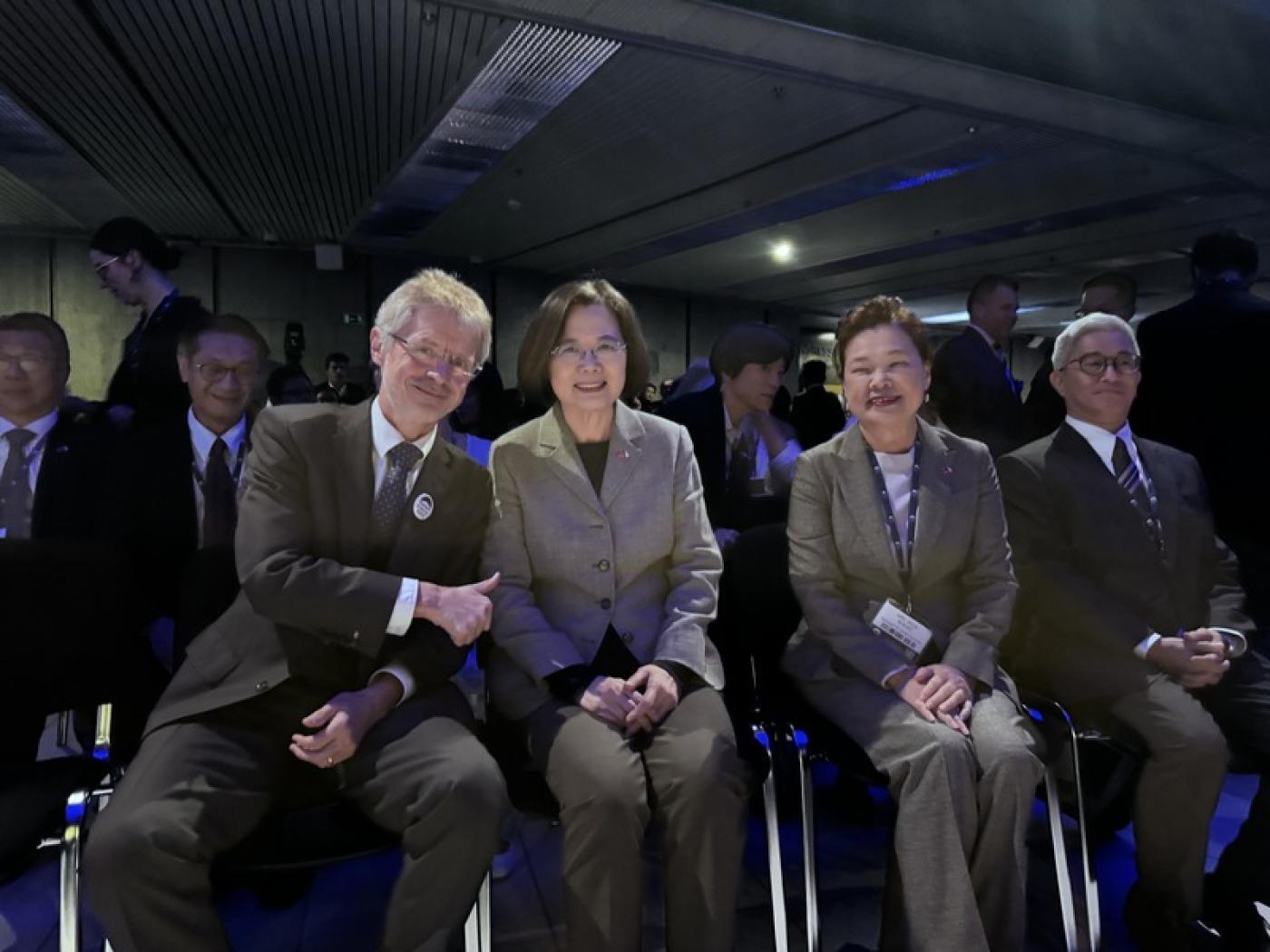 前總統蔡英文（左2）去年10月出席捷克「公元兩千論壇」開幕晚會，和捷克參議院議長維特齊（左1）比鄰而坐。中央社