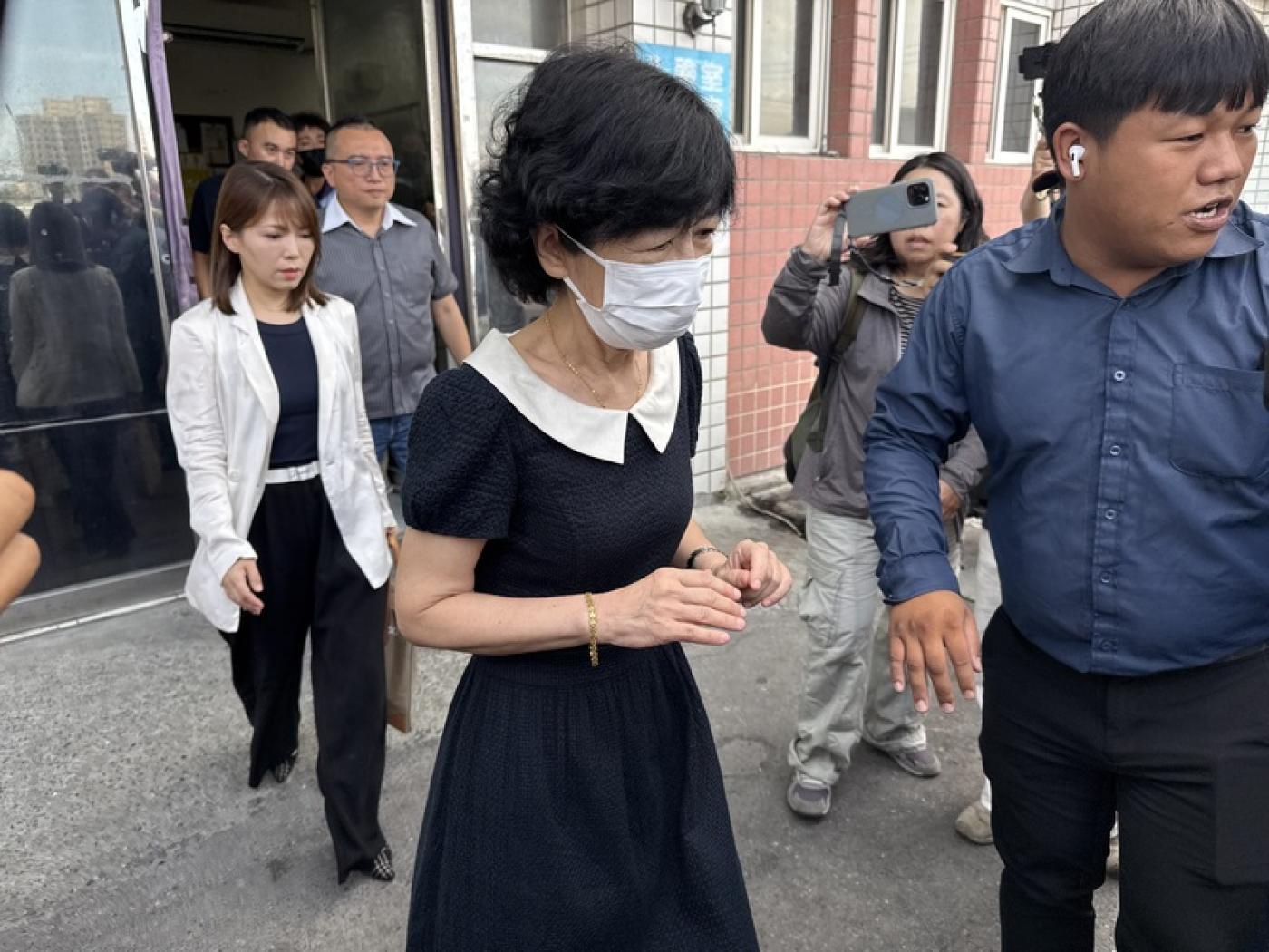 前台北市副市長彭振聲妻子1日身故，陳佩琪（前中）2日南下致哀。中央社