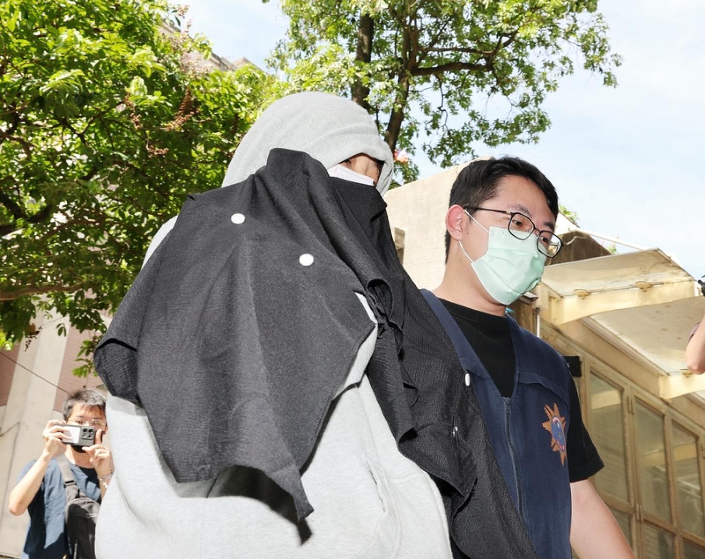 台中市林姓女子（左）與男友涉加工照片恐嚇京華城案檢察官，4日下午移送北檢複訊。中央社