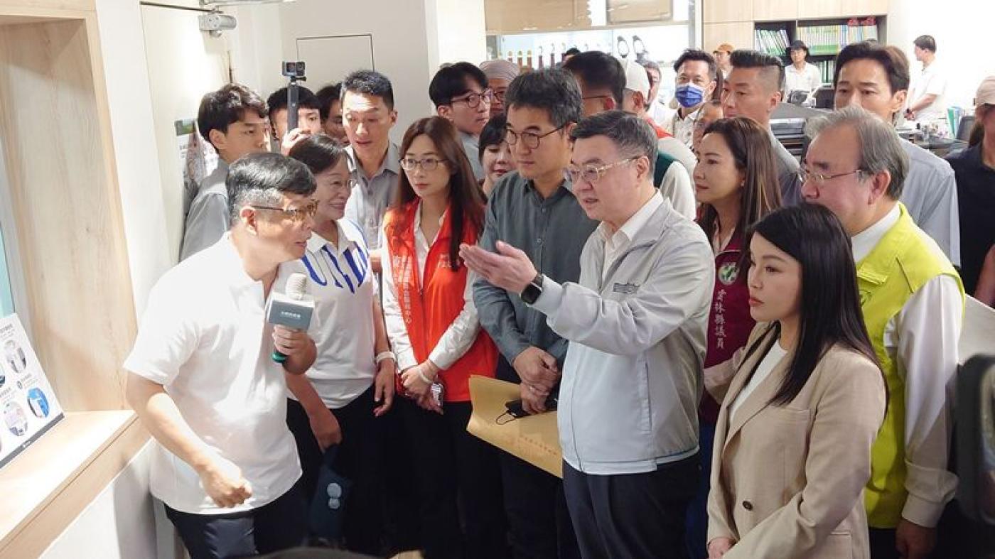 行政院長卓榮泰（前右2）5日視察斗南鎮農會精米工場，國民黨立委張嘉郡（前右）、民進黨立委劉建國（前右3）等人陪同。中央社