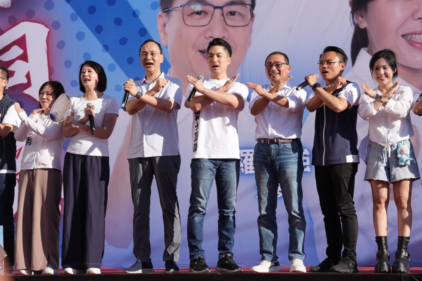 國民黨主席朱立倫（右5）與新北市長侯友宜（右3）、台北市長蔣萬安（右4）等人在台上以手勢共同呼籲民眾反罷免。中央社