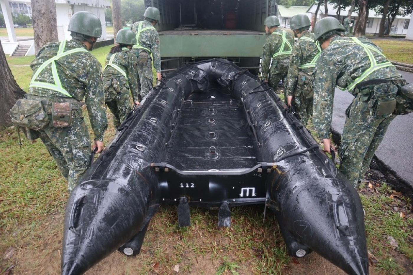 「丹娜絲」增強為中颱，暴風半徑擴大，中央及全台陸警範圍內的縣市災害應變中心全都一級開設，圖為陸軍第五作戰區實施災防機具檢測。 中央社