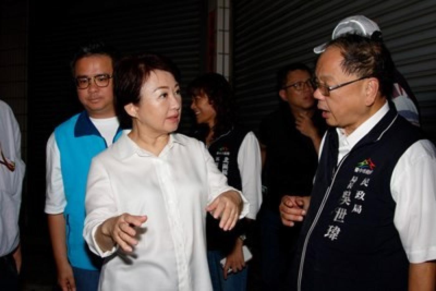 昨晚一場大雨，盧秀燕趕回太平一帶視察災情。台中市政府提供