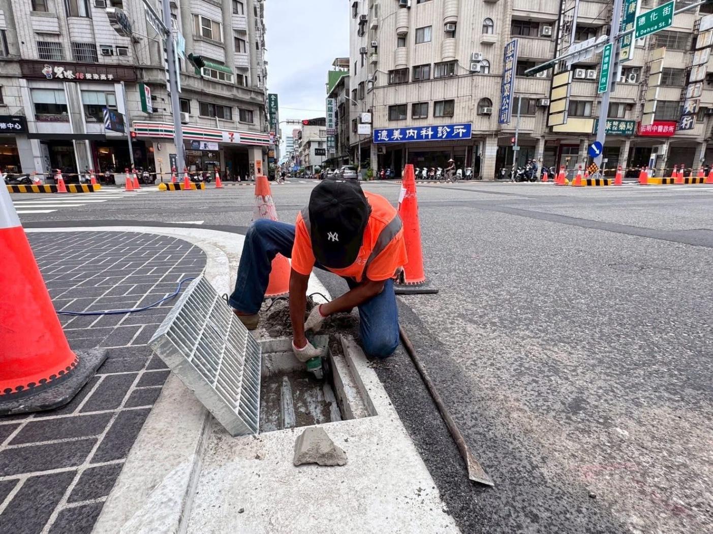被發現水溝蓋下竟然是一塊不透水塑膠板，現場施工人員才動手打開塑膠隔板。翻攝陳俞融臉書