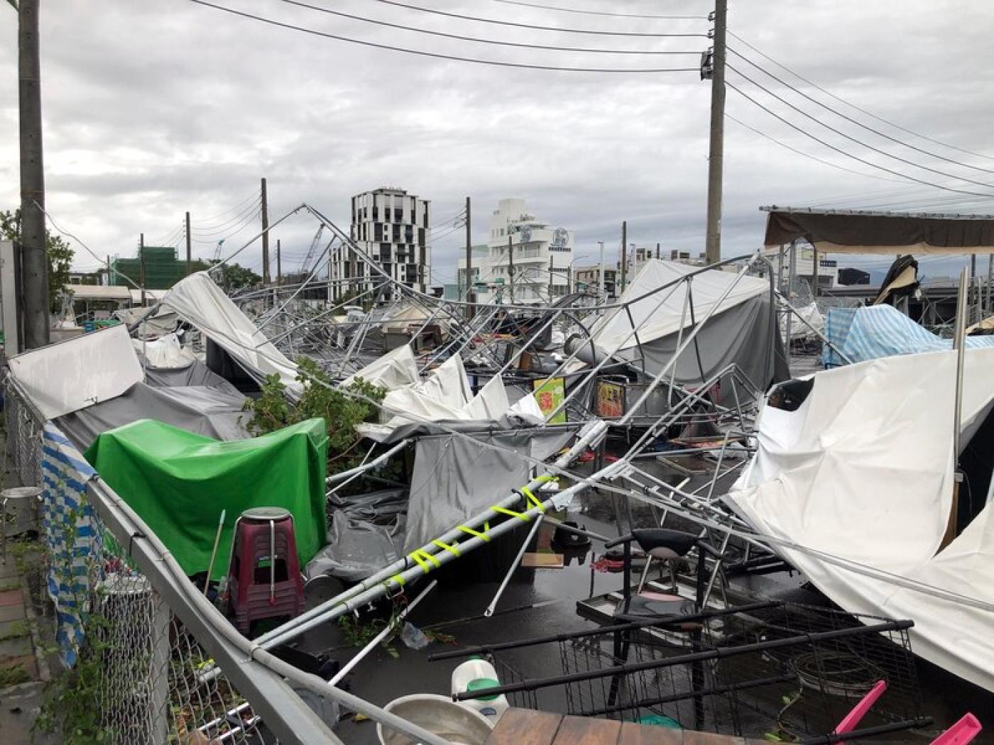 嘉義市區今天凌晨吹起強風並持續1個多小時，夜市攤架全掃平。中央社