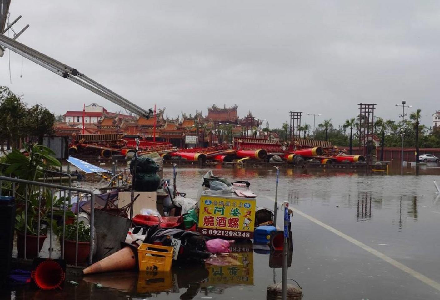 台南知名廟宇南鯤鯓代天府的牌樓，在颱風侵襲下倒塌。翻攝「爆料公社」臉書