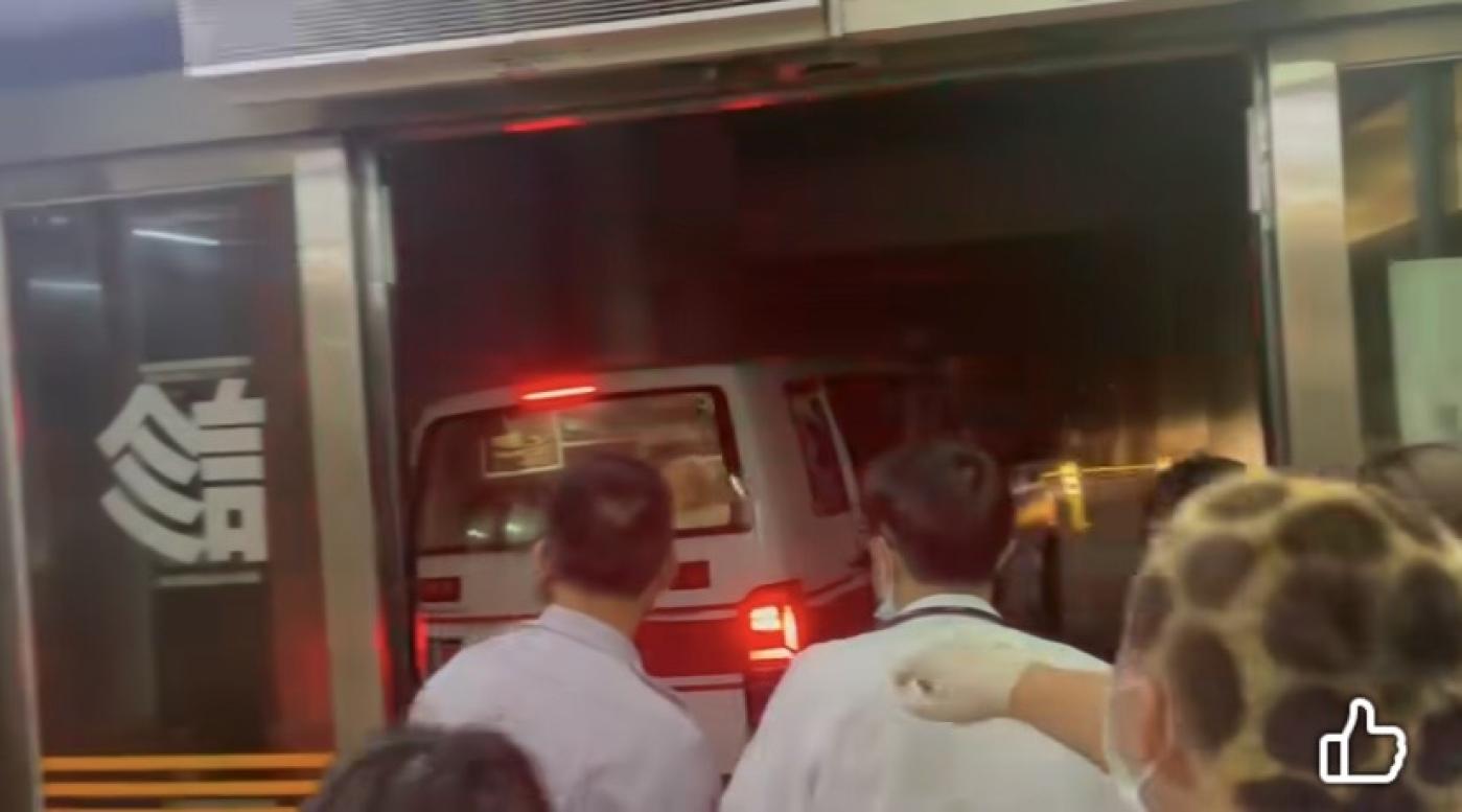 就在醫護人員上前要從救護車上搬下病患前一刻，整輛救護車被吹去撞到柱子才停下。翻攝爆料公社