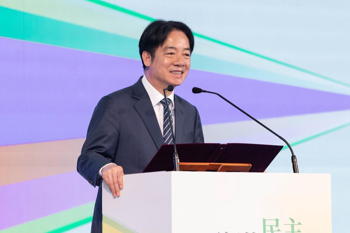 總統賴清德日前喊話，現役軍人搭機若商務艙有空位，應優先升等，議題引發外界討論。翻攝賴清德臉書