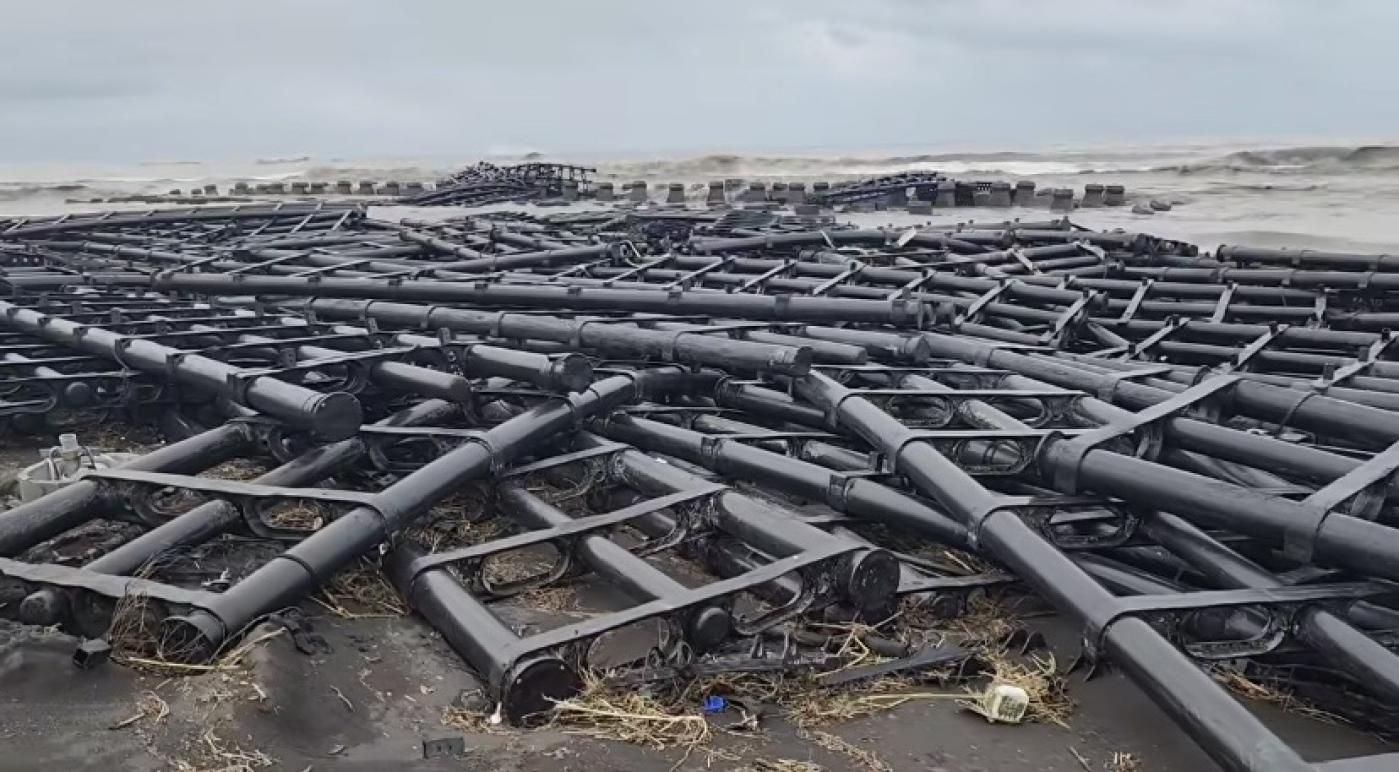 被吹離設置地點的太陽能浮板，在屏東枋寮沿海一帶四處可見，民眾罵聲不斷。翻攝粉專枋寮在地大小事