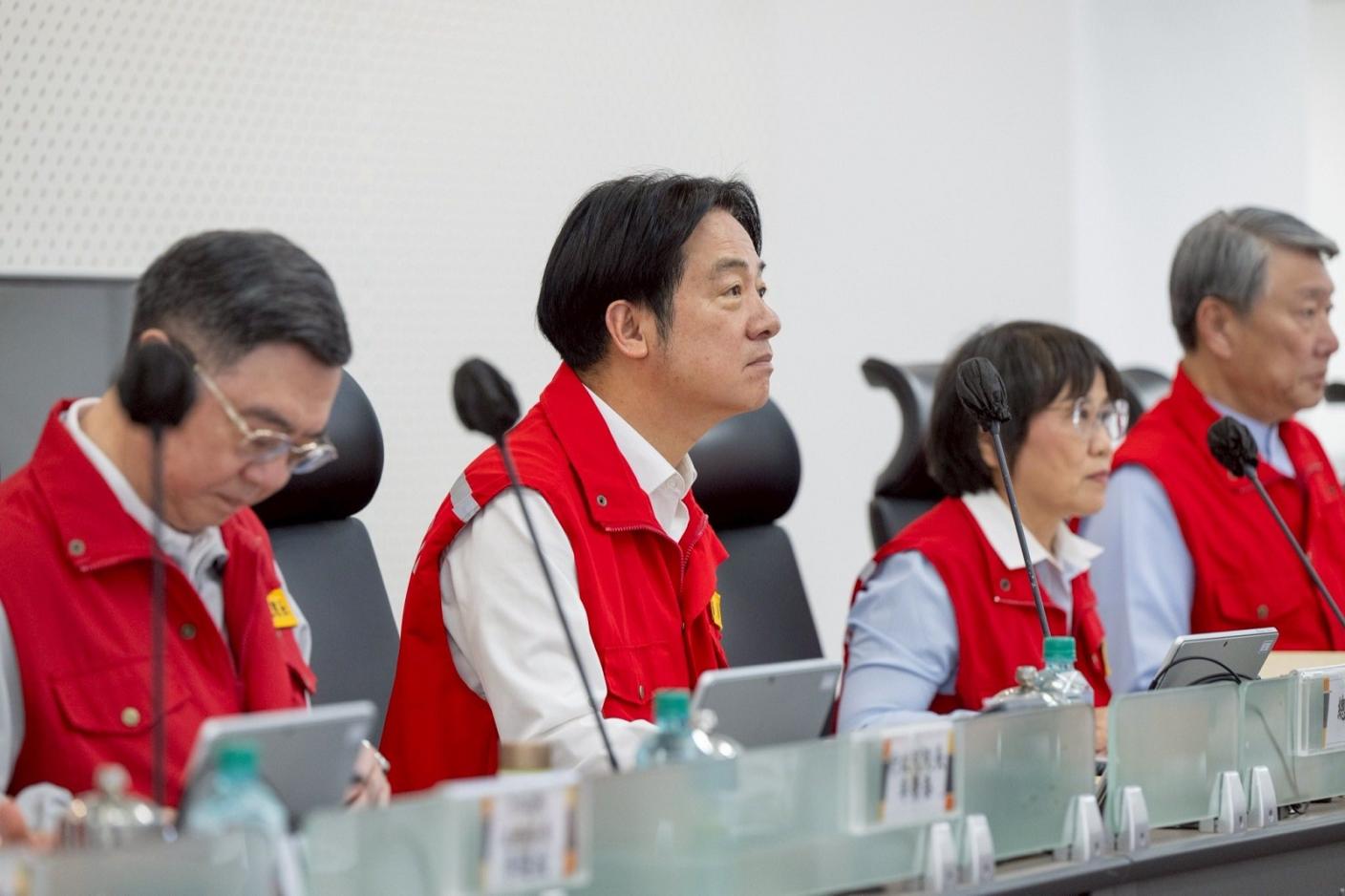 總統賴清德因颱風來襲取消「團結十講」第五講，6日他前往中央災害應變中心視察。翻攝賴清德臉書